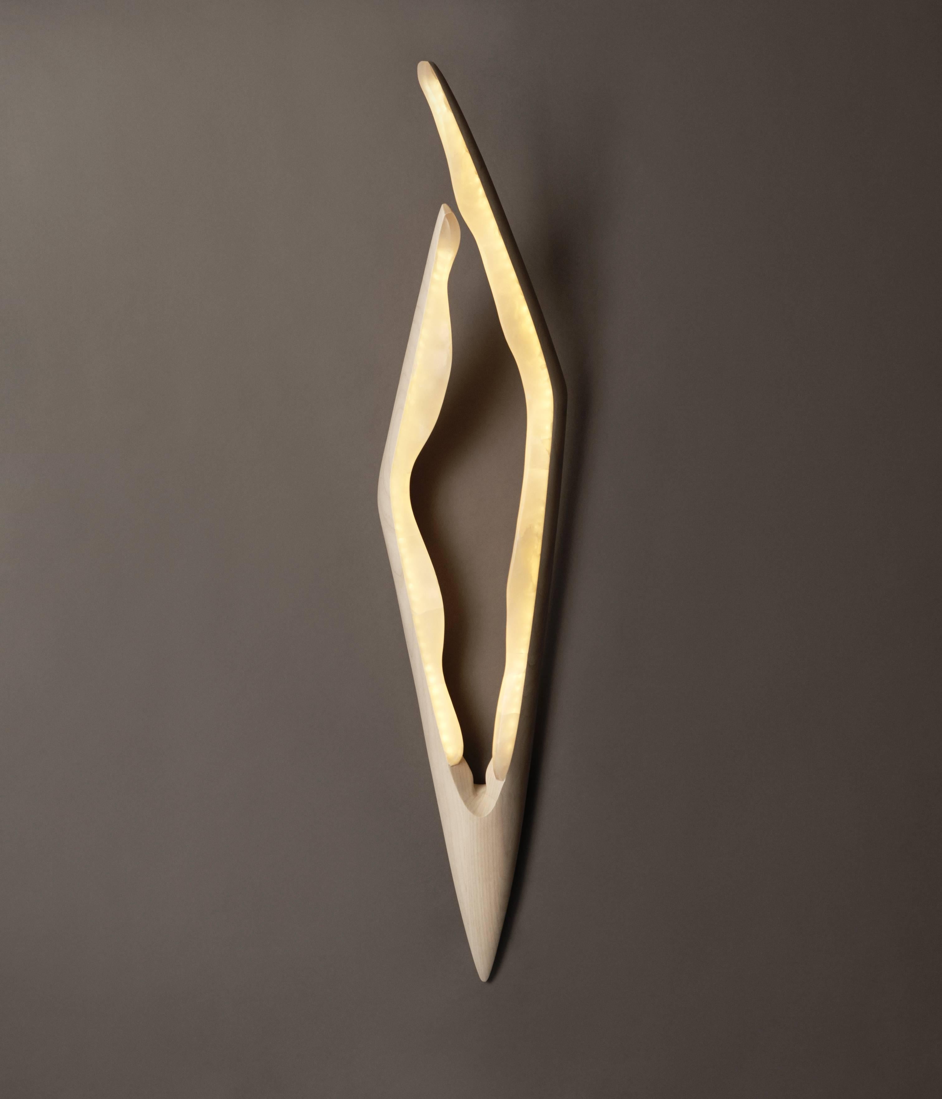 Markus Haase combina perfettamente pietra e legno in composizioni fluide nella sua innovativa serie di mobili d'arte e sculture luminose uniche e su misura. Ispirata alla natura e alla forma umana, la scultura luminosa di Haase è alimentata dalla