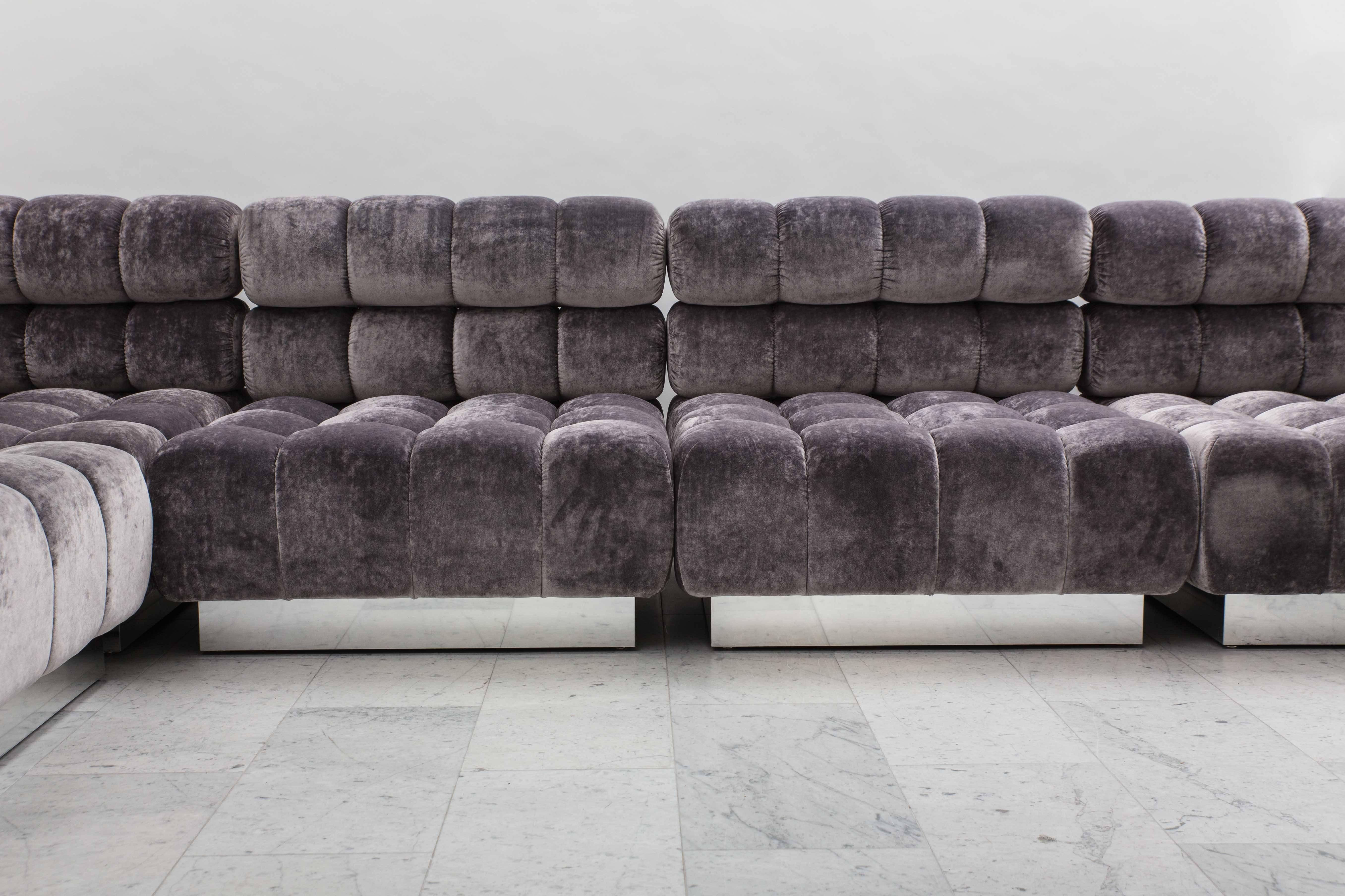 Le Todd Merrill custom originals tufted sectional est un ensemble de sièges élégant, confortable et polyvalent disponible sur commande. Le double est le plus grand style disponible, avec un dossier unique à double touffetage.

Chaque section carrée,