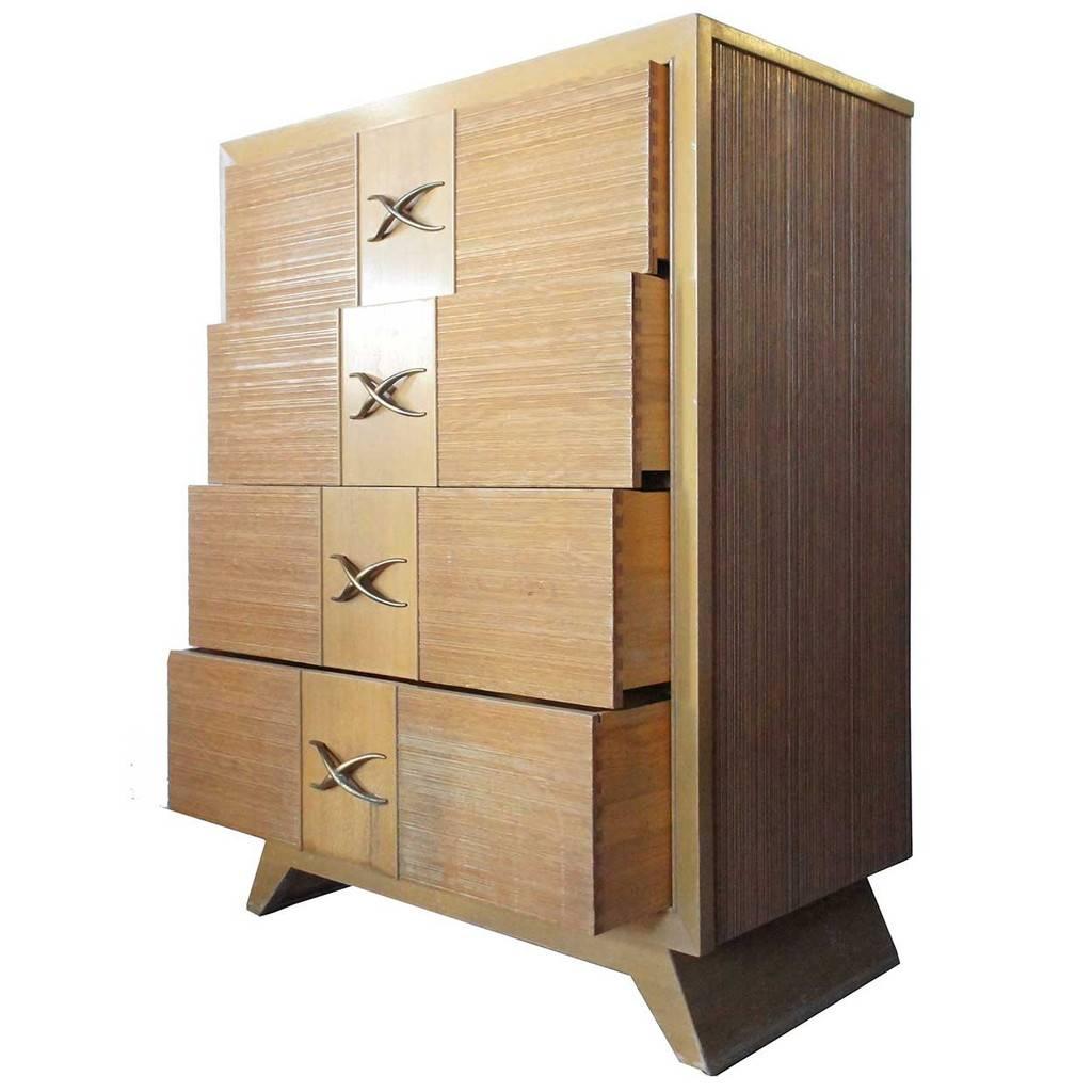 (Austrian-American, 1886-1958) | Brown Saltman Furniture Co. (California, circa 1930-1970).
This small, Mid-Century Modern chest of drawers is crafted with four drawers on splayed legs. Notice the combed wood and contrasting veneers and Frankl's