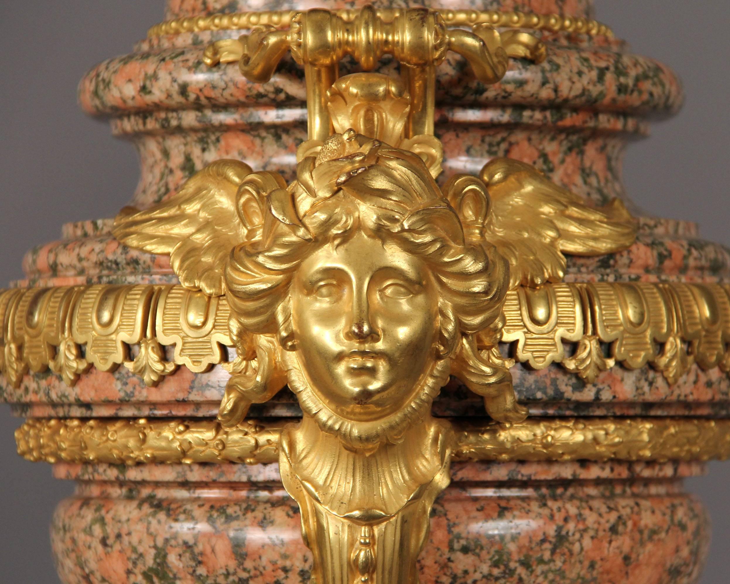 Belle Époque Paire d'urnes en granit rose montées sur bronze de la fin du 19ème et du début du 20ème siècle en vente