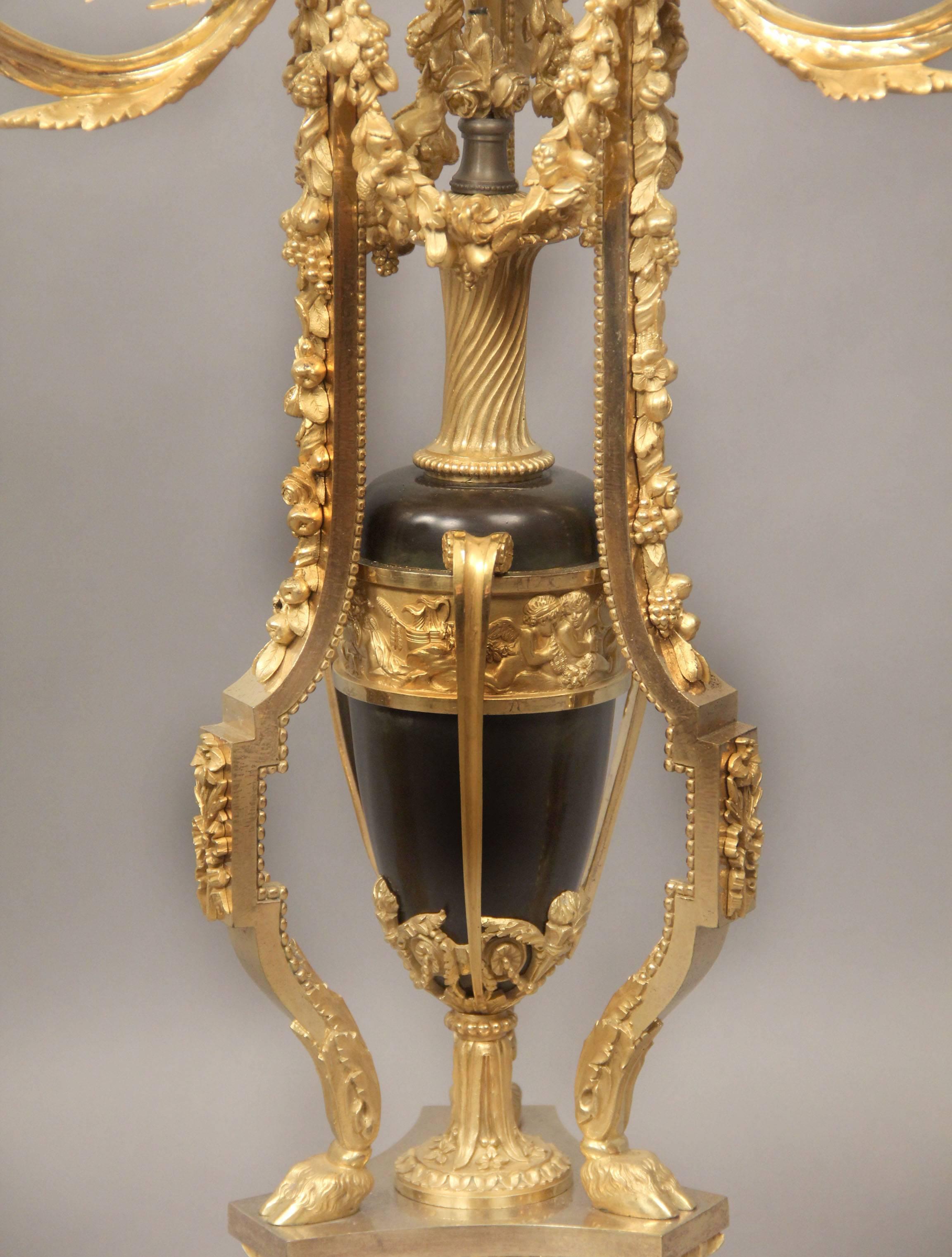 Außergewöhnliches Paar vergoldeter Bronze- und Emaille-Kandelaber des 19. Jahrhunderts (Belle Époque) im Angebot