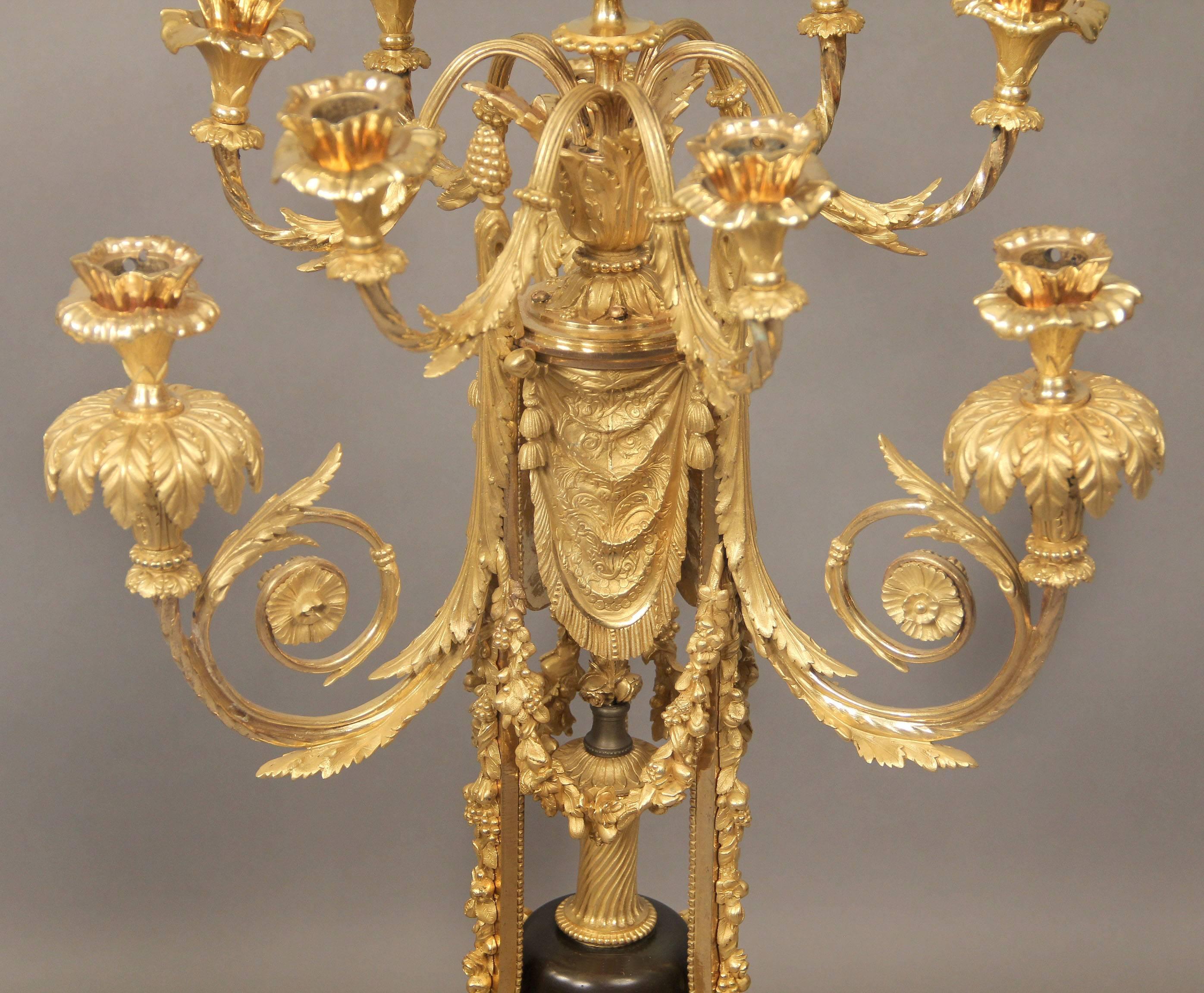 Ein außergewöhnliches Paar Napoleon-III-Kronleuchter aus vergoldeter Bronze und Emaille mit zehn Lichtern aus dem späten 19

Dem Maison Beurdeley zugeschrieben

Die zehn Kerzen mit blattförmigen Zweigen und Tropfschalen, in deren Mitte sich eine