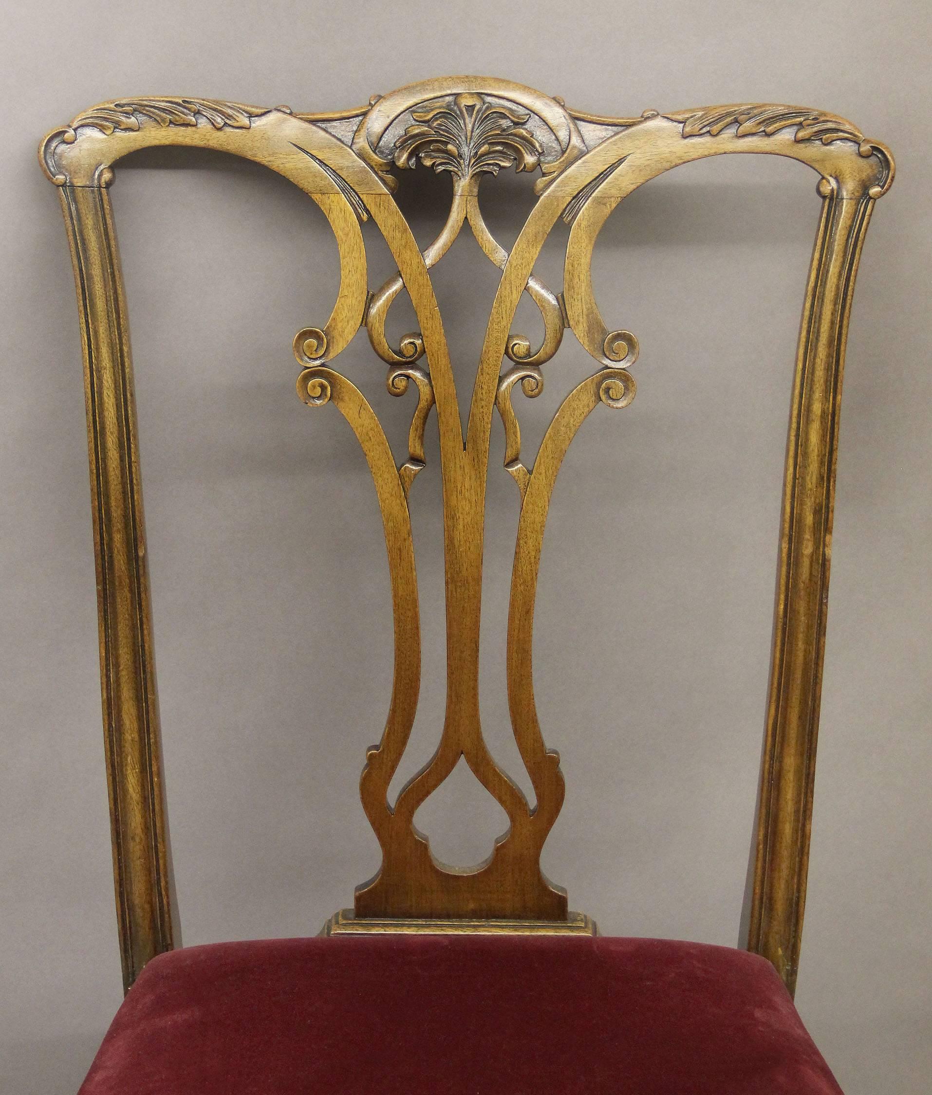 Belle Époque Ensemble de huit chaises de salle à manger de style Chippendale de la fin du XIXe et du début du XXe siècle en vente