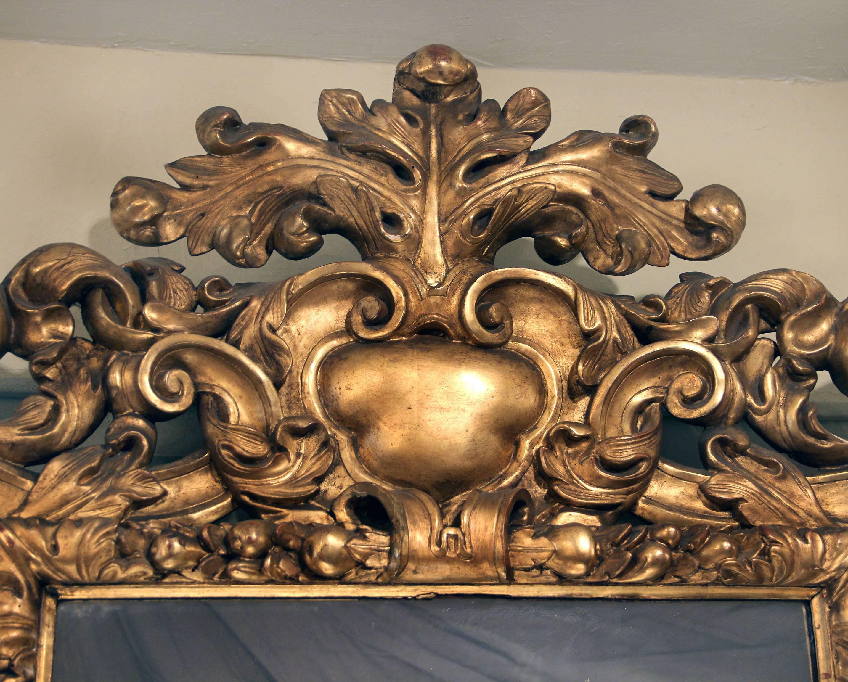Beeindruckender Spiegel aus geschnitztem Giltholz im Rokoko-Stil des späten 19. (Belle Époque) im Angebot