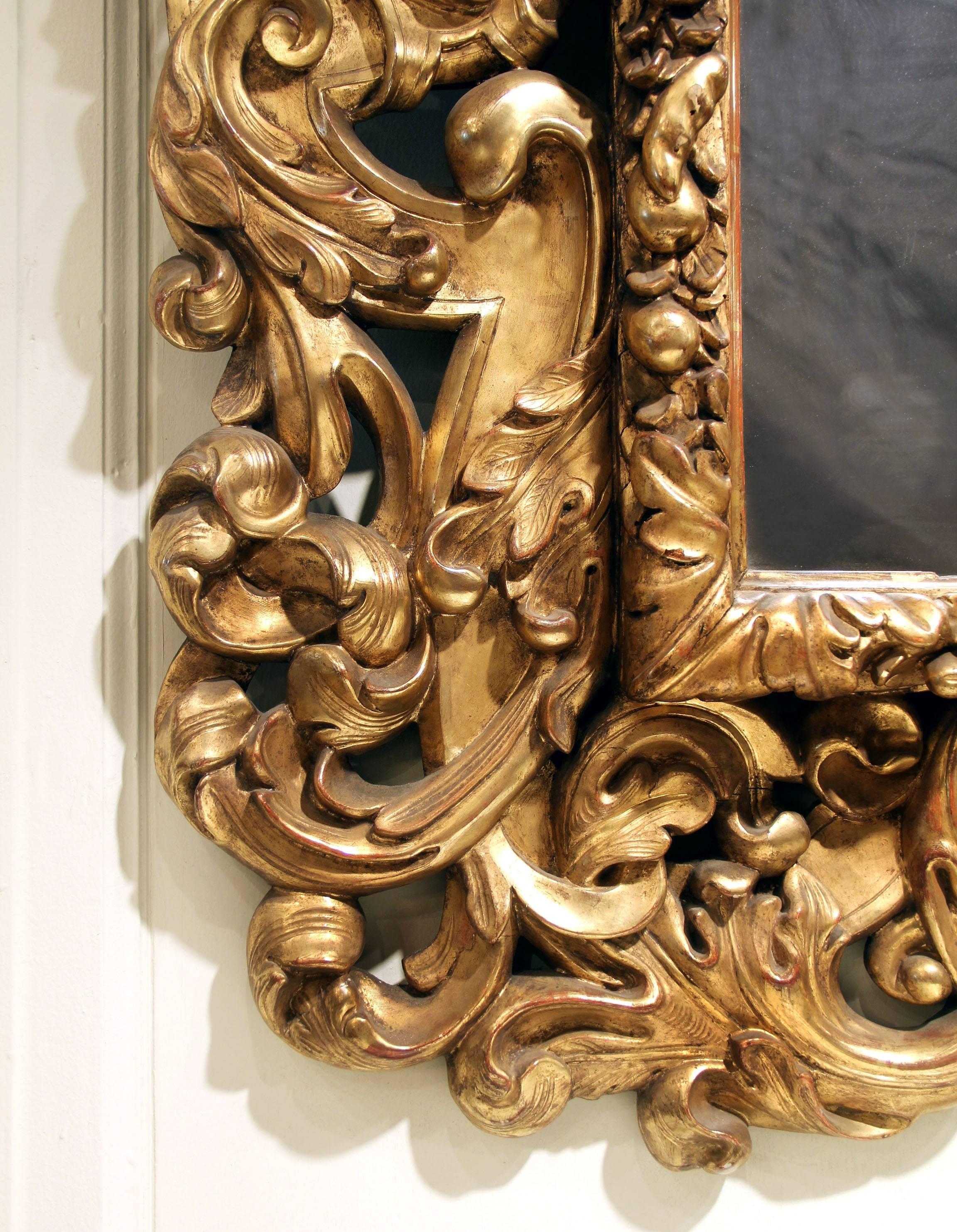 Beeindruckender Spiegel aus geschnitztem Giltholz im Rokoko-Stil des späten 19. (Französisch) im Angebot