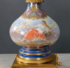 Preciosa lámpara de porcelana estilo Sèvres montada en bronce dorado de finales del siglo XIX