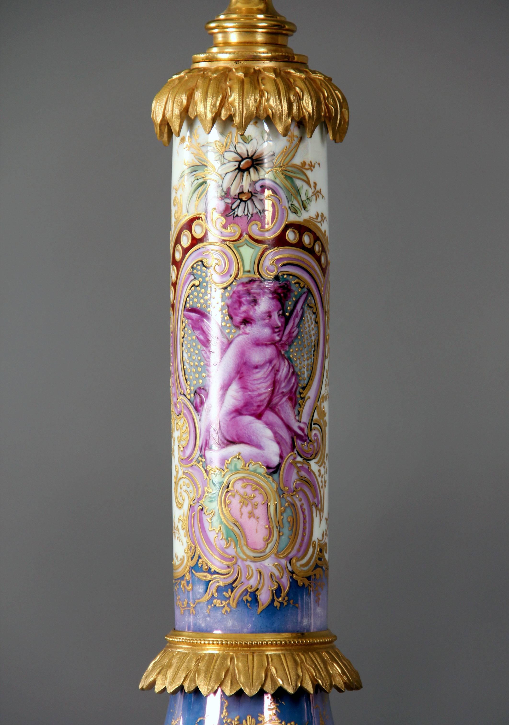 Francese Bellissima lampada in porcellana di Sèvres con montatura in bronzo dorato della fine del XIX secolo in vendita