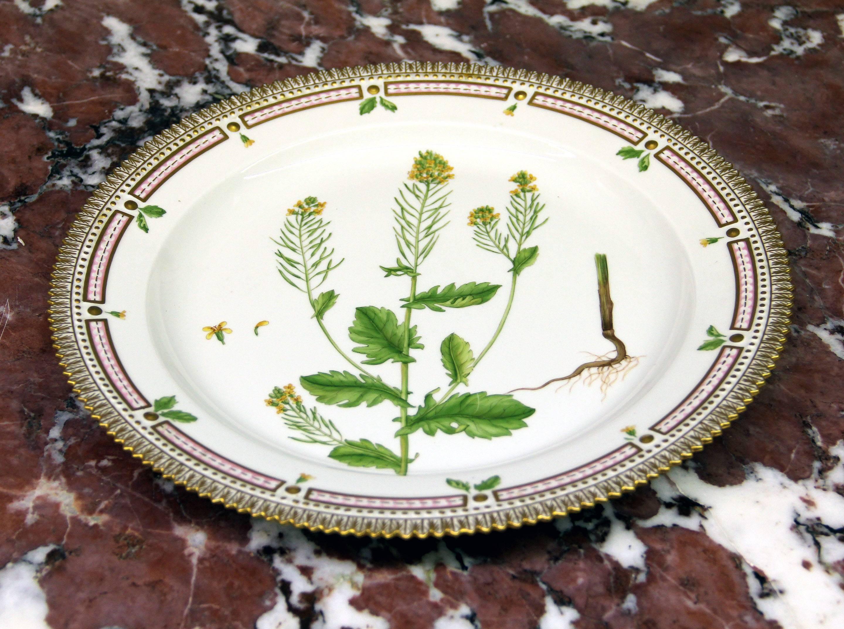 Royal Copenhagen Flora Danica Medium Round Platter In Good Condition In New York, NY