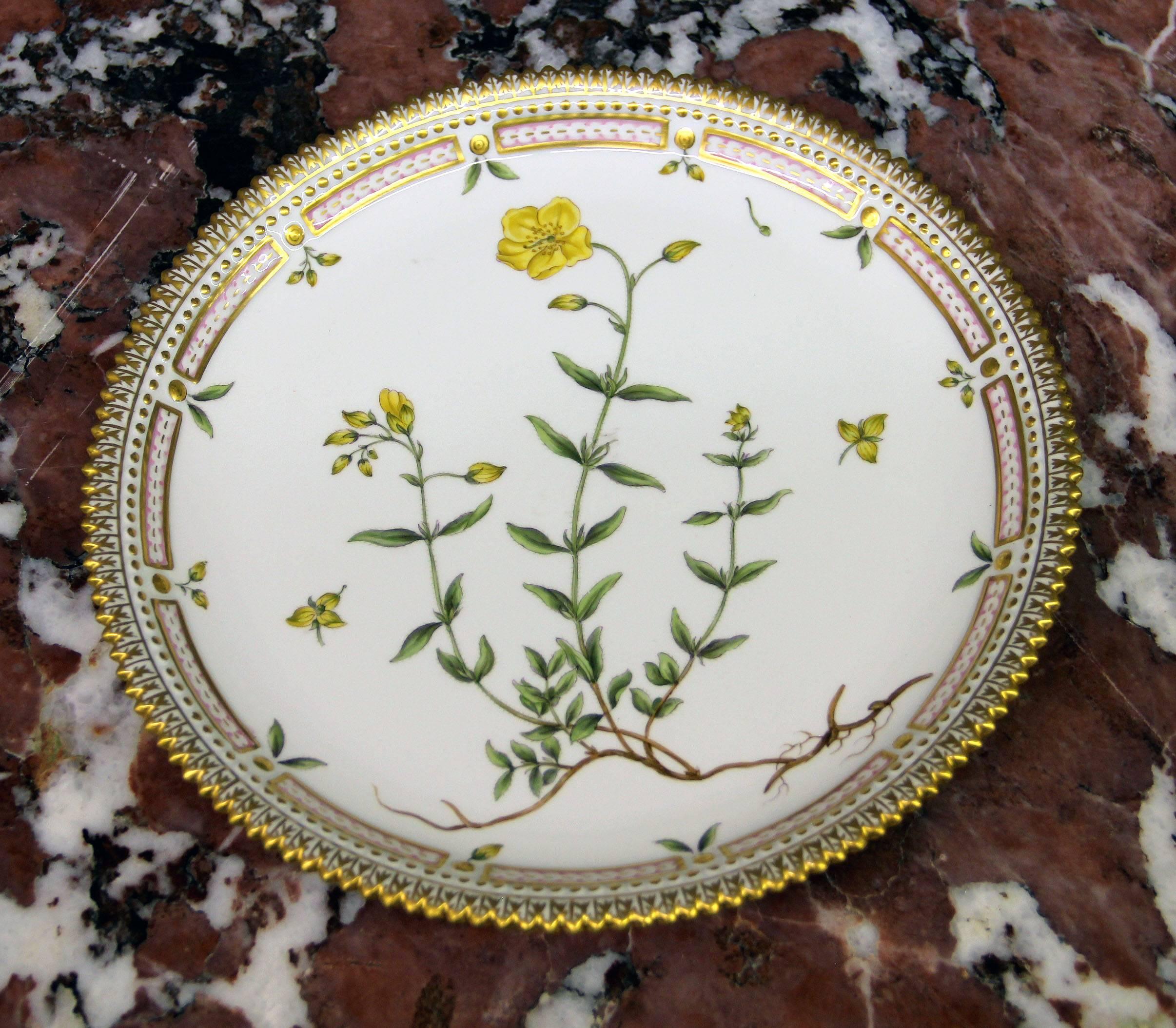 A pair of 20th century Flora Danica round platters.

Finely decorated with gold accent designs, reticulated rims and 