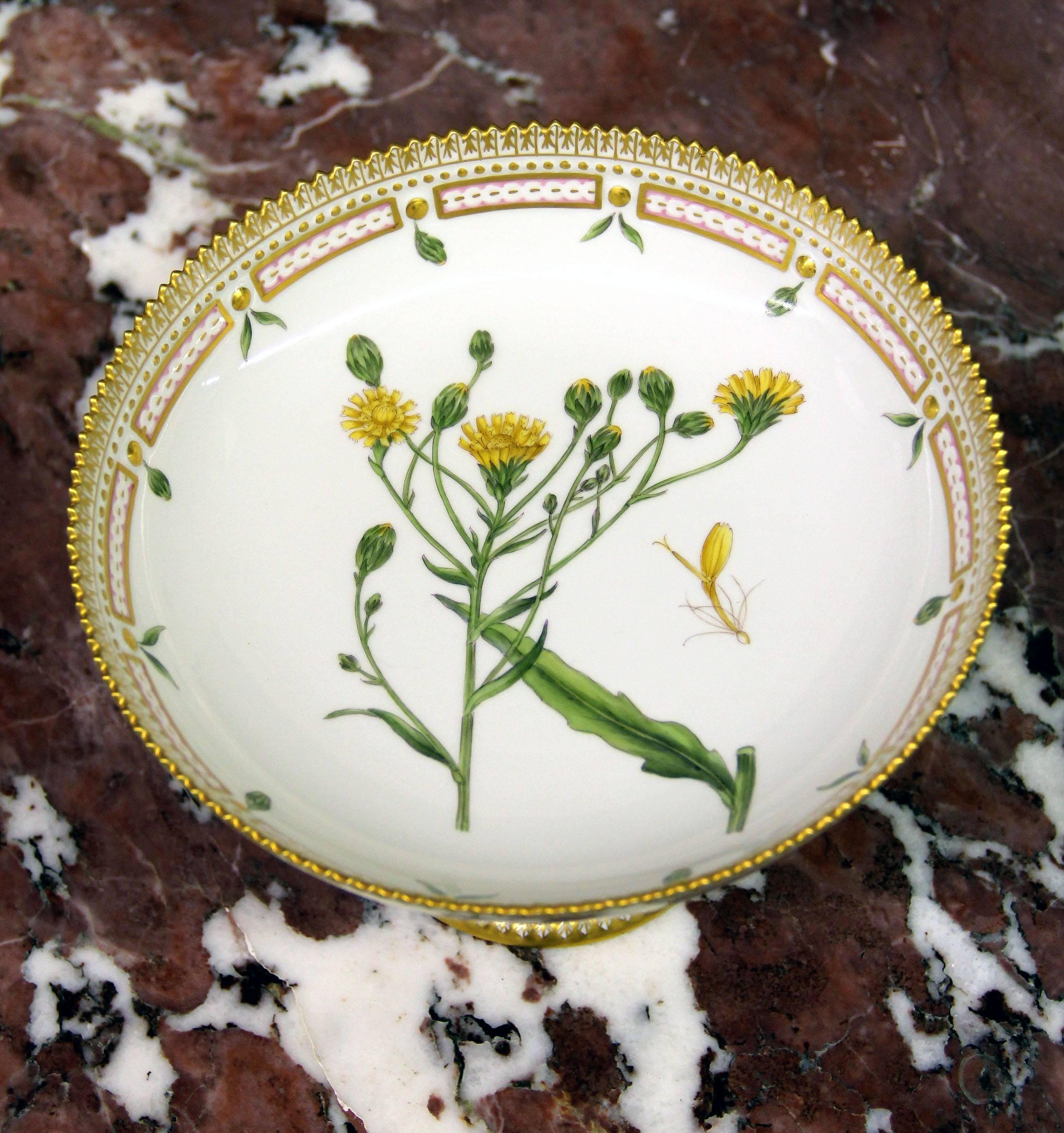 A 20th century Flora Danica round cake plate on high foot.

Finely decorated with gold accent designs, reticulated rim and 