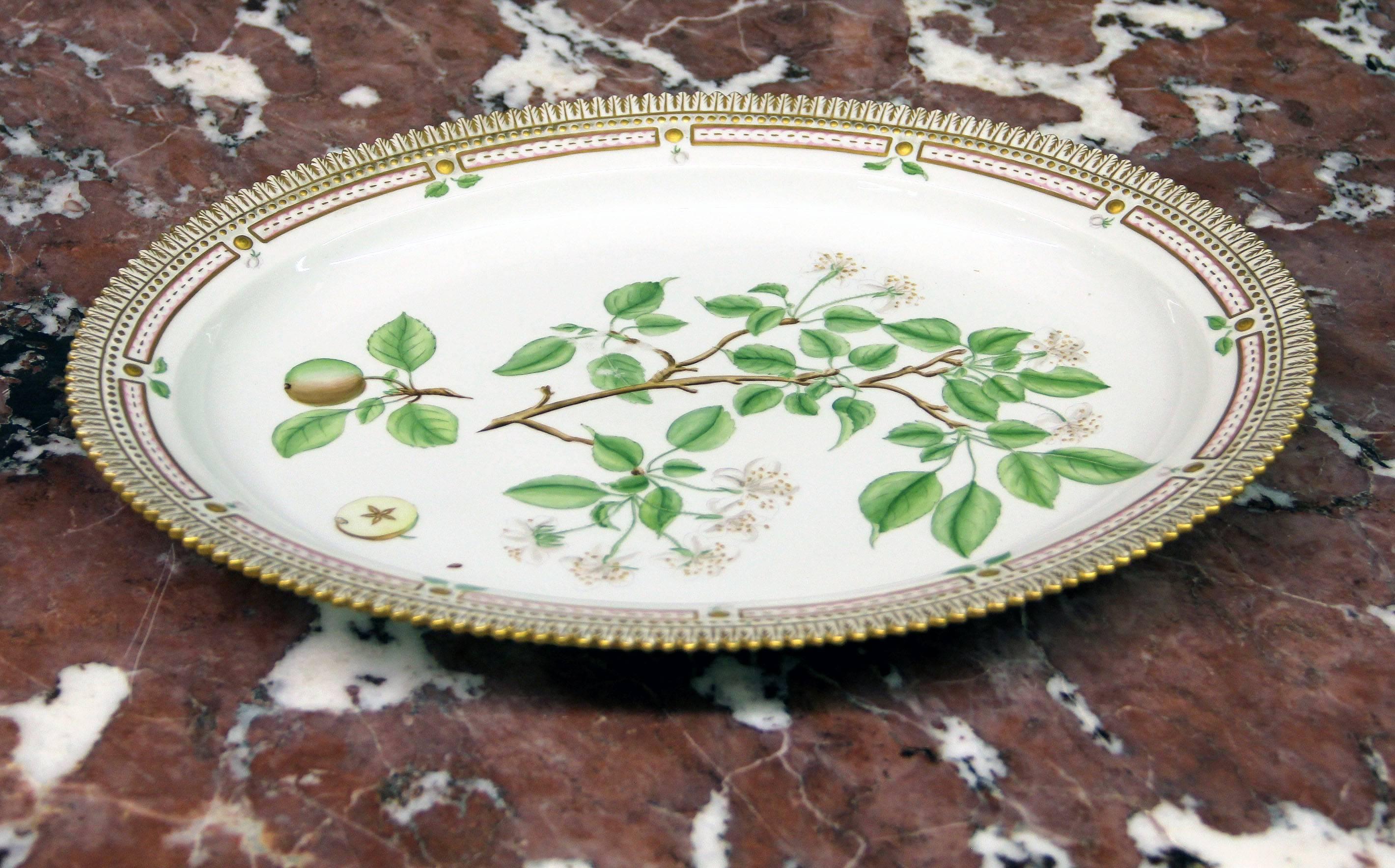 A 20th century Flora Danica medium oval platter.

Finely decorated with gold accent designs, reticulated rim and 