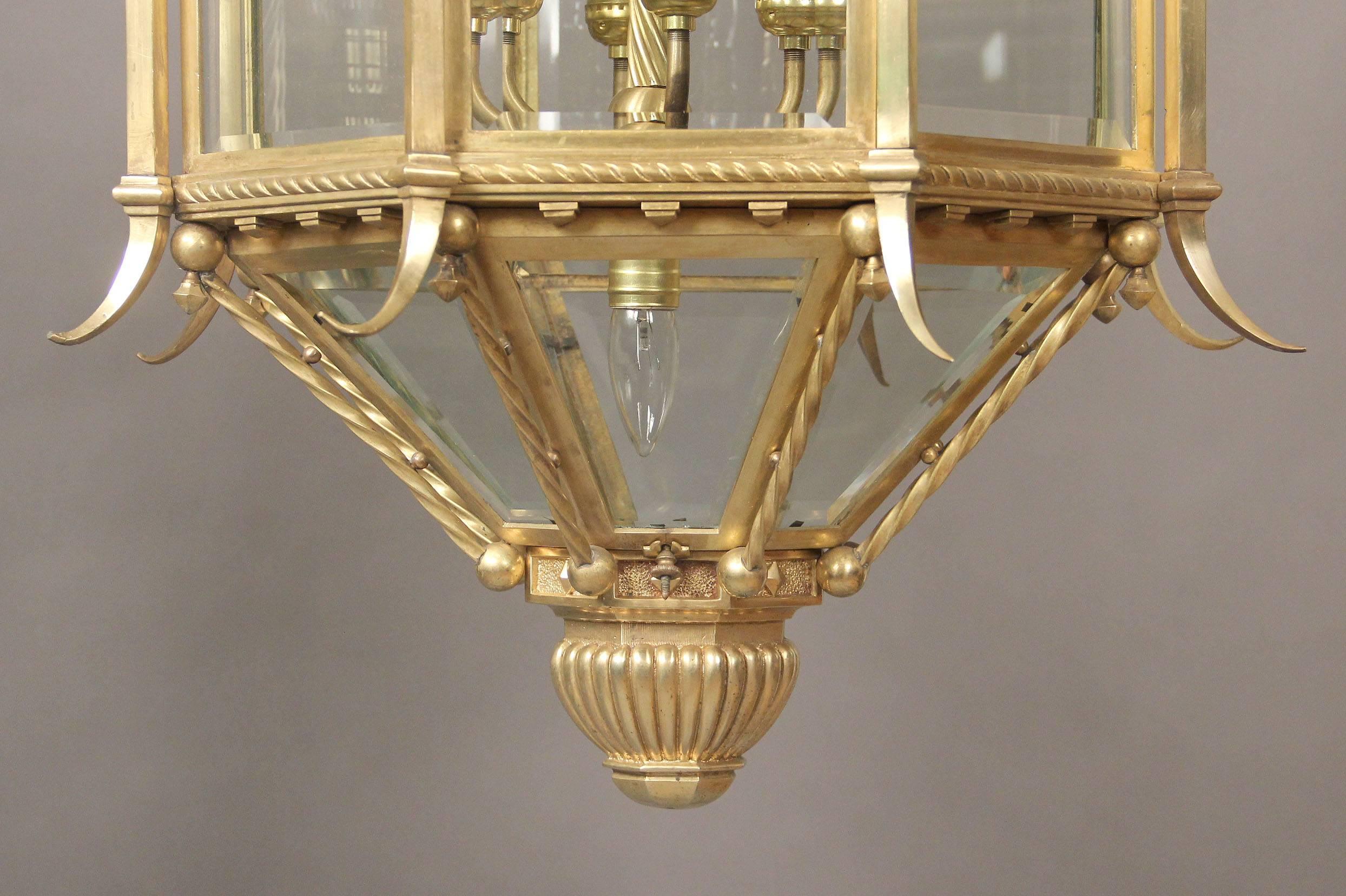 Doré Paire de lanternes à cinq lumières en bronze doré de la fin du XIXe siècle en vente