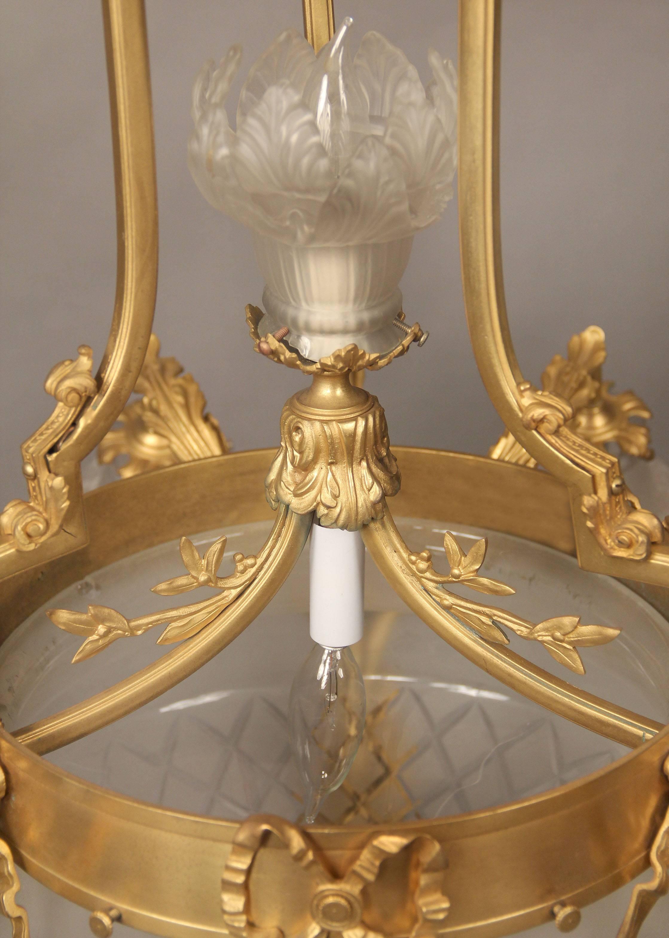 Schöner achtflammiger Kronleuchter aus vergoldeter Bronze des frühen 20. Jahrhunderts (Französisch) im Angebot