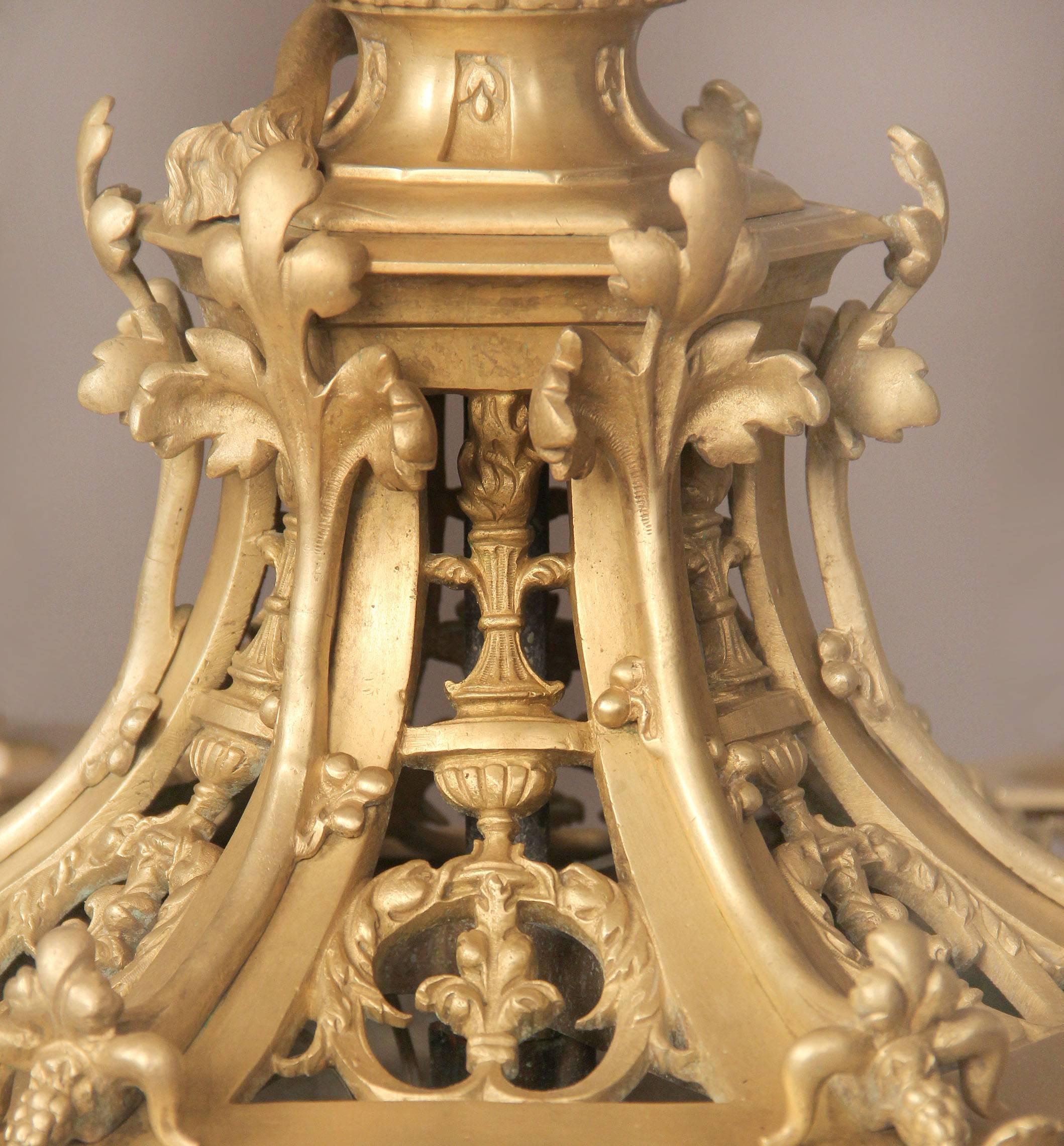 Français Lustre intéressant à six lumières en bronze doré de la fin du XIXe siècle en vente
