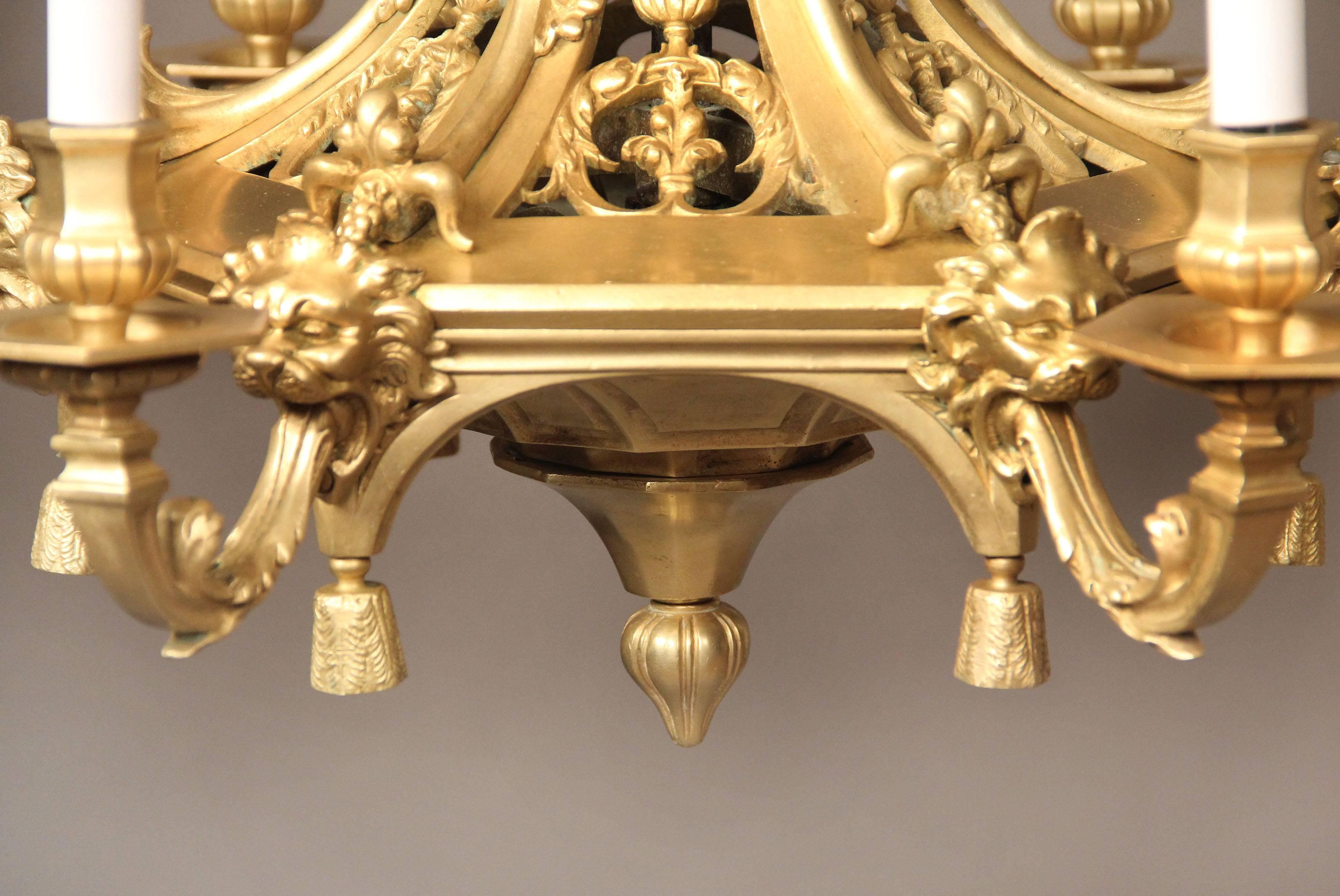 Doré Lustre intéressant à six lumières en bronze doré de la fin du XIXe siècle en vente
