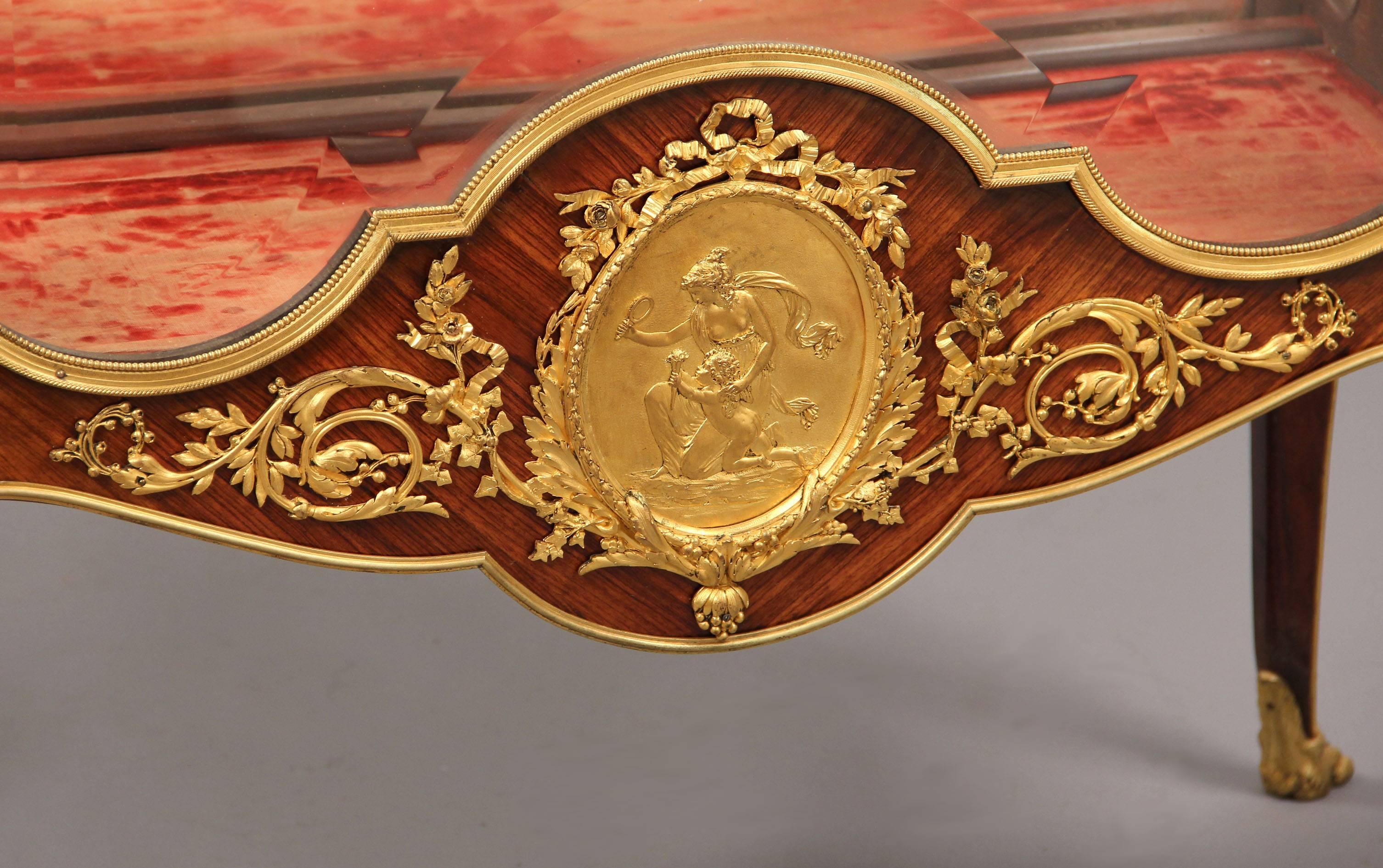 Vitrina de gran calidad montada en bronce dorado de finales del siglo XIX por François Linke Belle Époque en venta