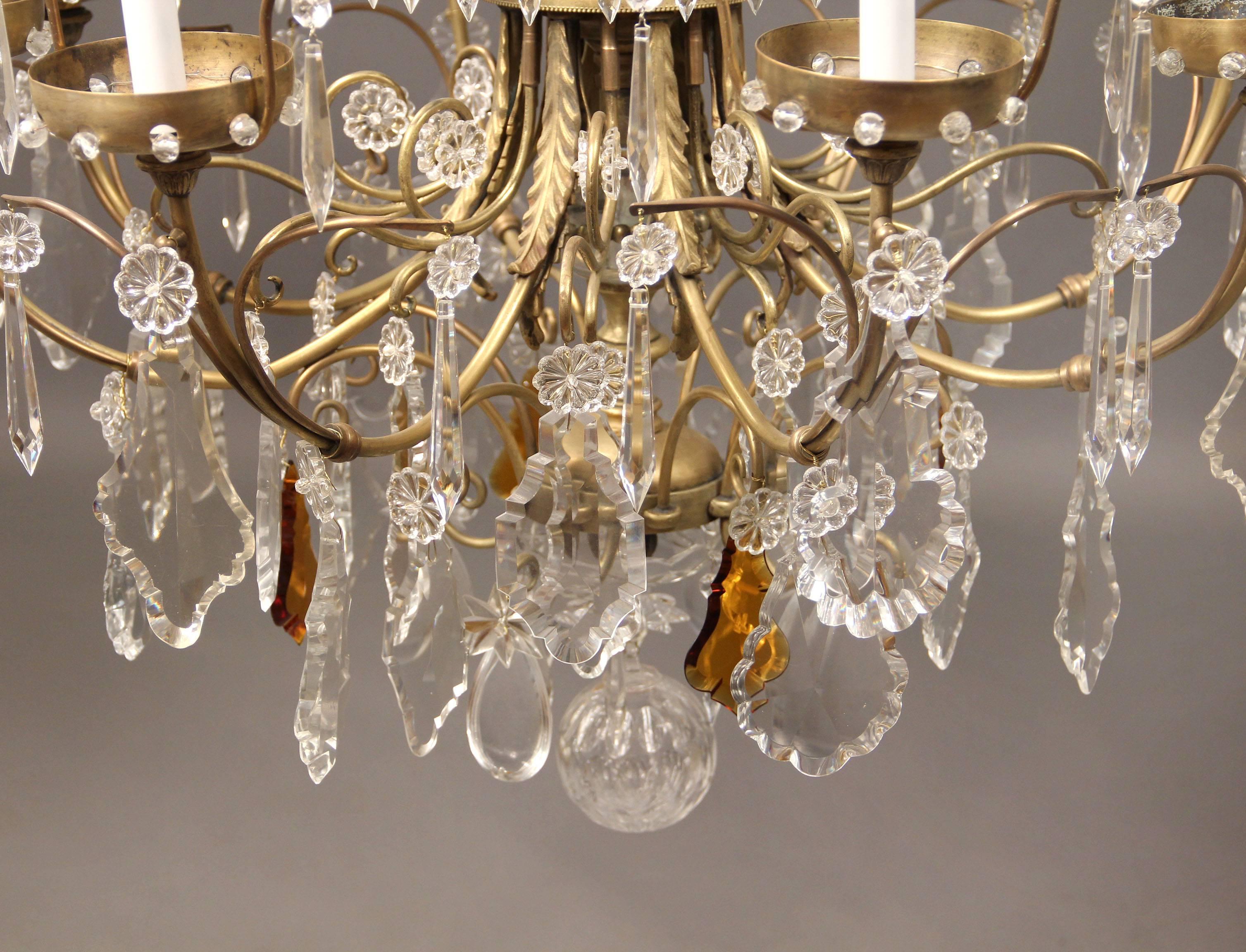 Français Magnifique lustre à huit lumières en bronze doré et cristal de la fin du XIXe siècle en vente