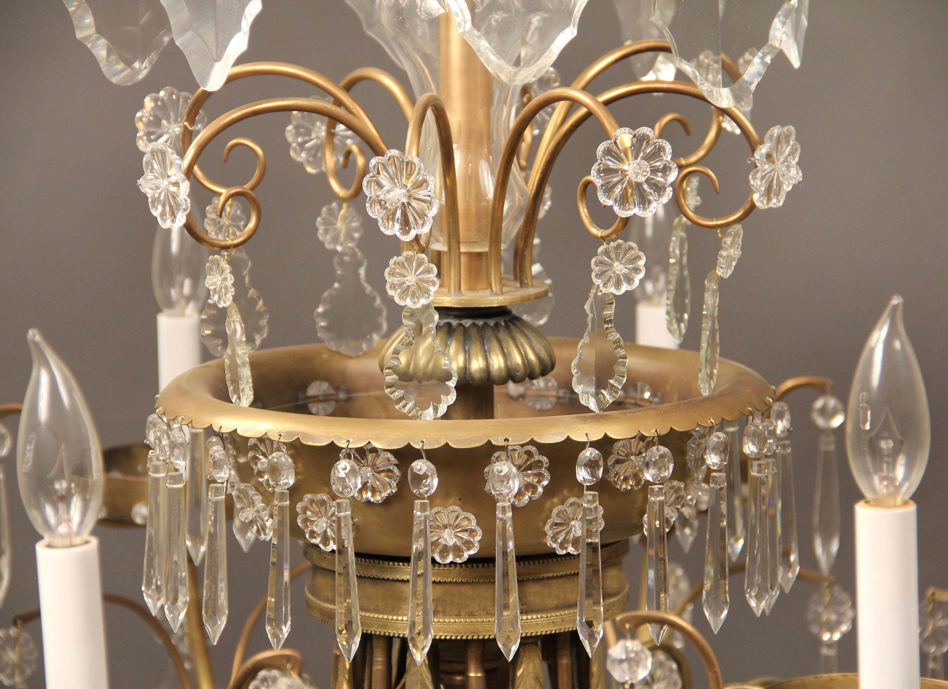 Belle Époque Magnifique lustre à huit lumières en bronze doré et cristal de la fin du XIXe siècle en vente