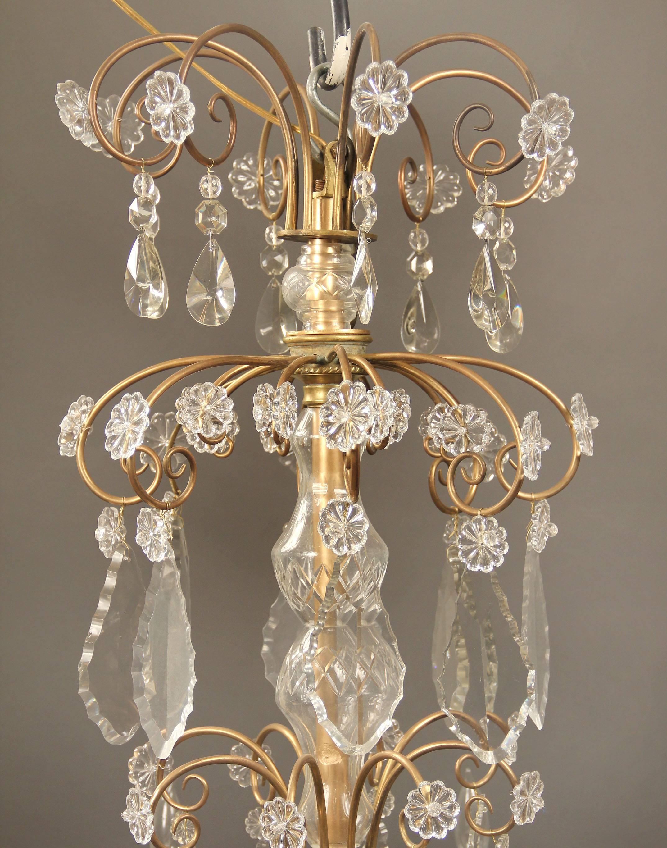Doré Magnifique lustre à huit lumières en bronze doré et cristal de la fin du XIXe siècle en vente