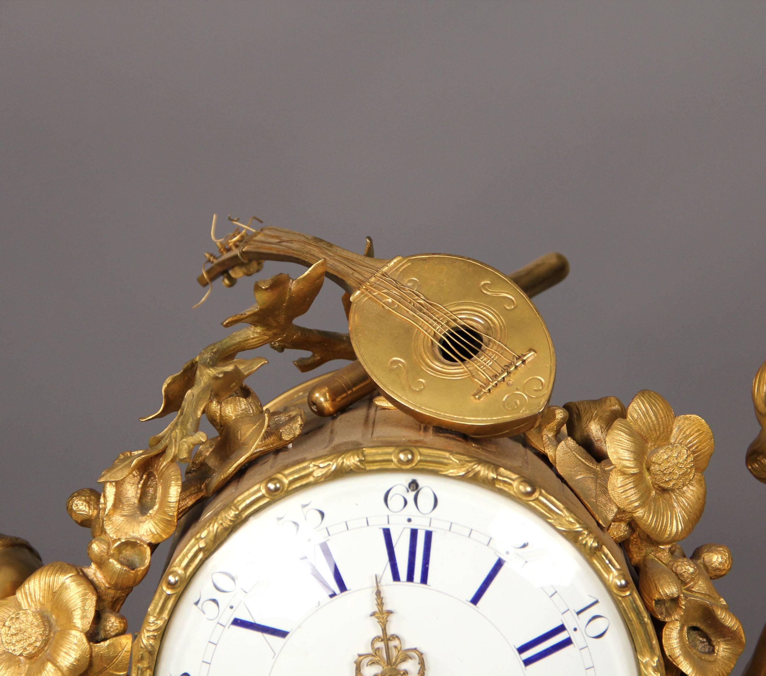 Français Très belle horloge de cheminée en bronze doré de la fin du XIXe siècle en vente