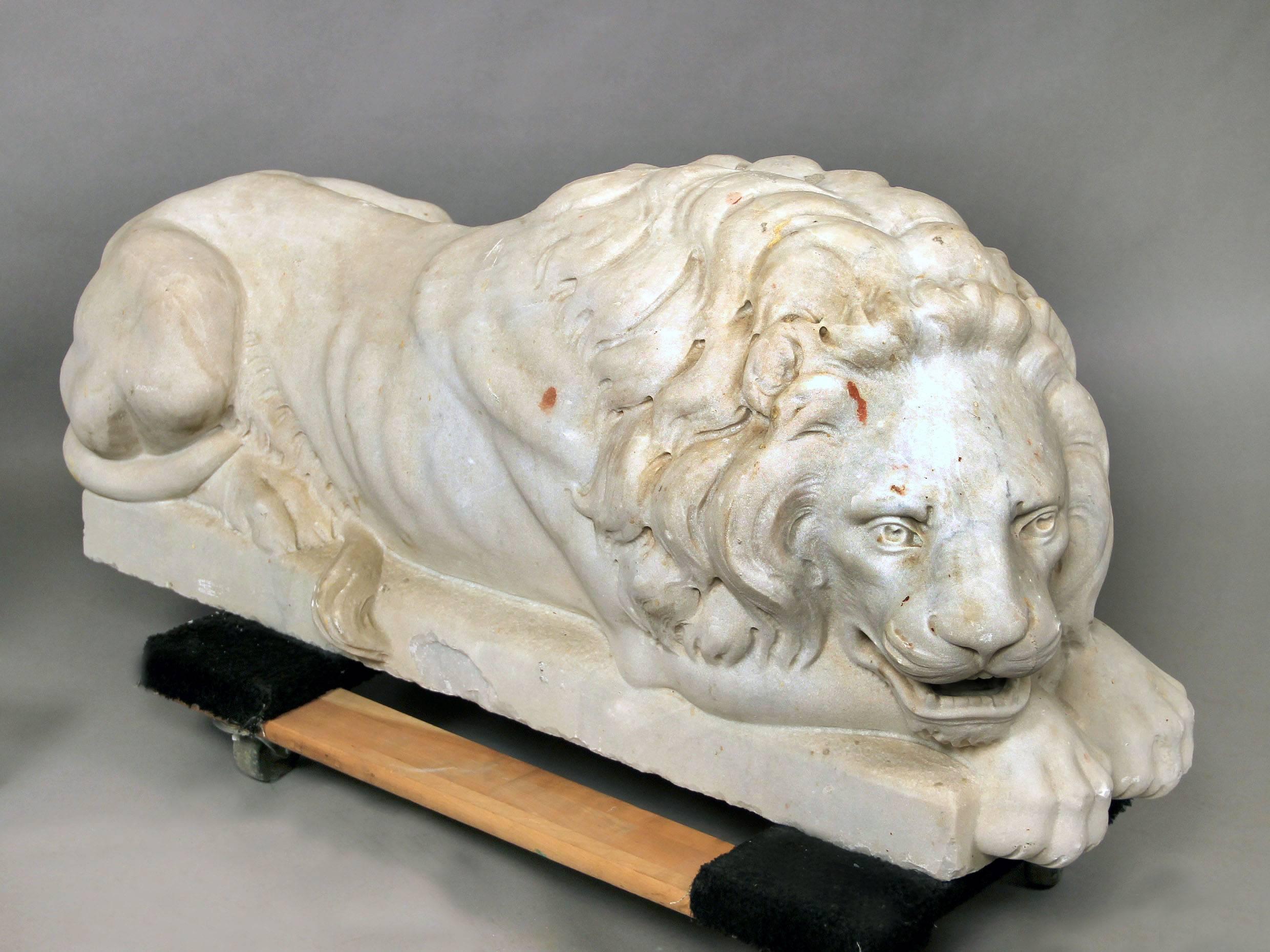A nice pair of early 20th century large white marble recumbent lions

After the very famous models by Antonio Canova (Italian, 1757-1822), made for the monumental tomb of Clement III at St. Peter's Basilica.