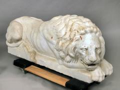Jolie paire de grands lions couchés en marbre blanc du début du 20e siècle