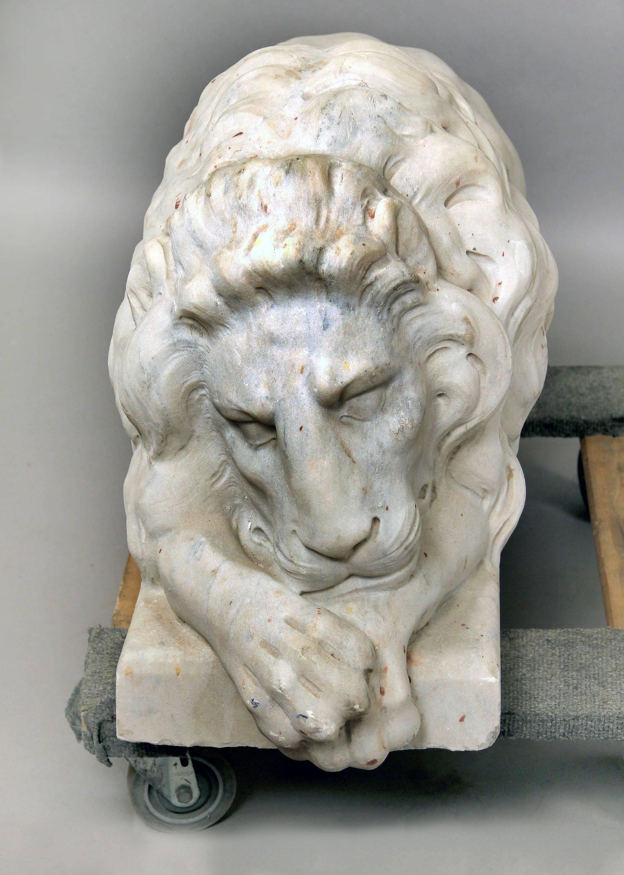 Italian Nice Pair of Early 20th Century Large White Marble Recumbent Lions