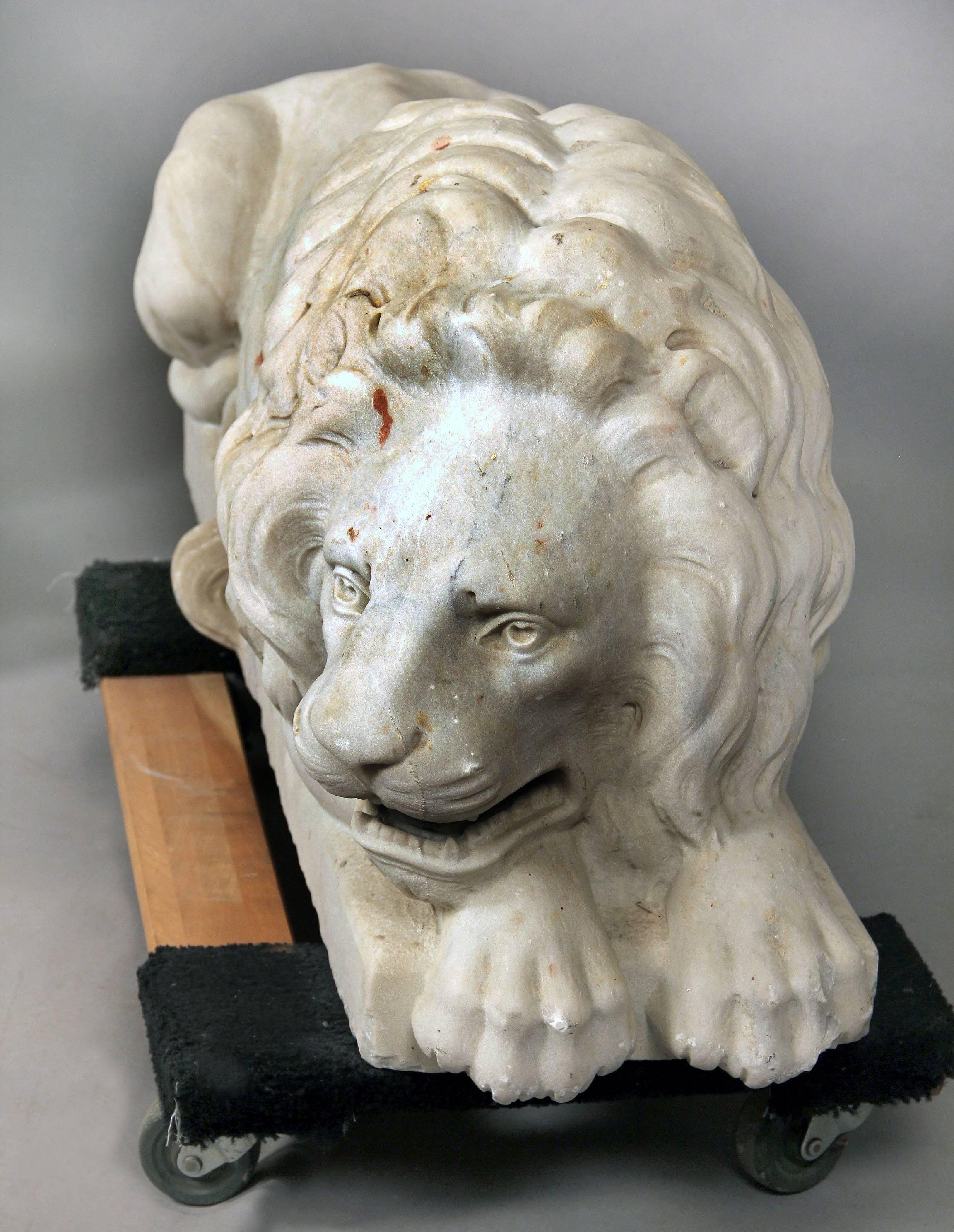 Belle Époque Nice Pair of Early 20th Century Large White Marble Recumbent Lions