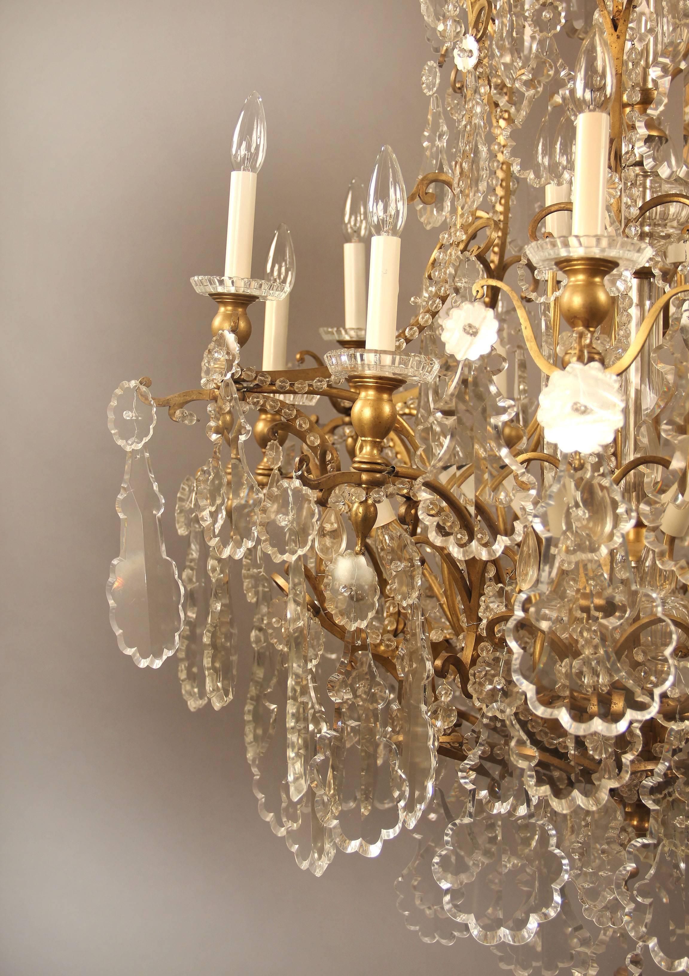 Belle Époque Raro lampadario del XIX secolo in bronzo dorato e cristallo Baccarat in vendita