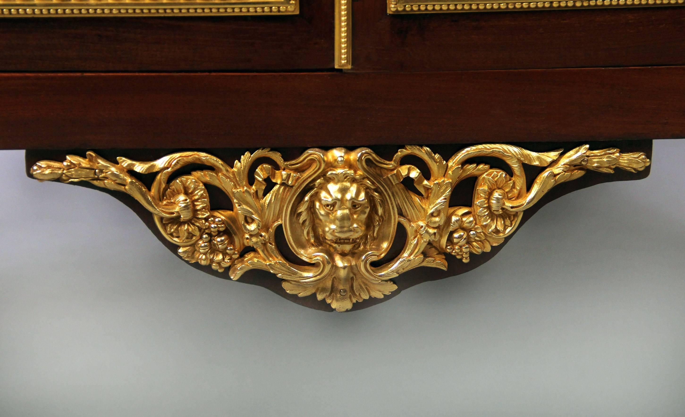 Dorato Raffinato mobile vitreo con montatura in bronzo dorato della fine del XIX secolo di Henri Picard in vendita