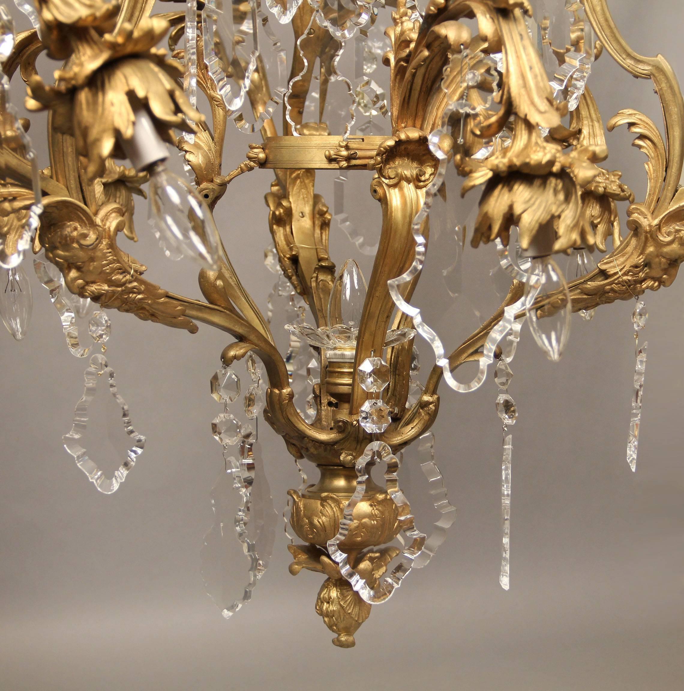 Doré Lustre à onze lumières en bronze doré et cristal du début du XXe siècle en vente