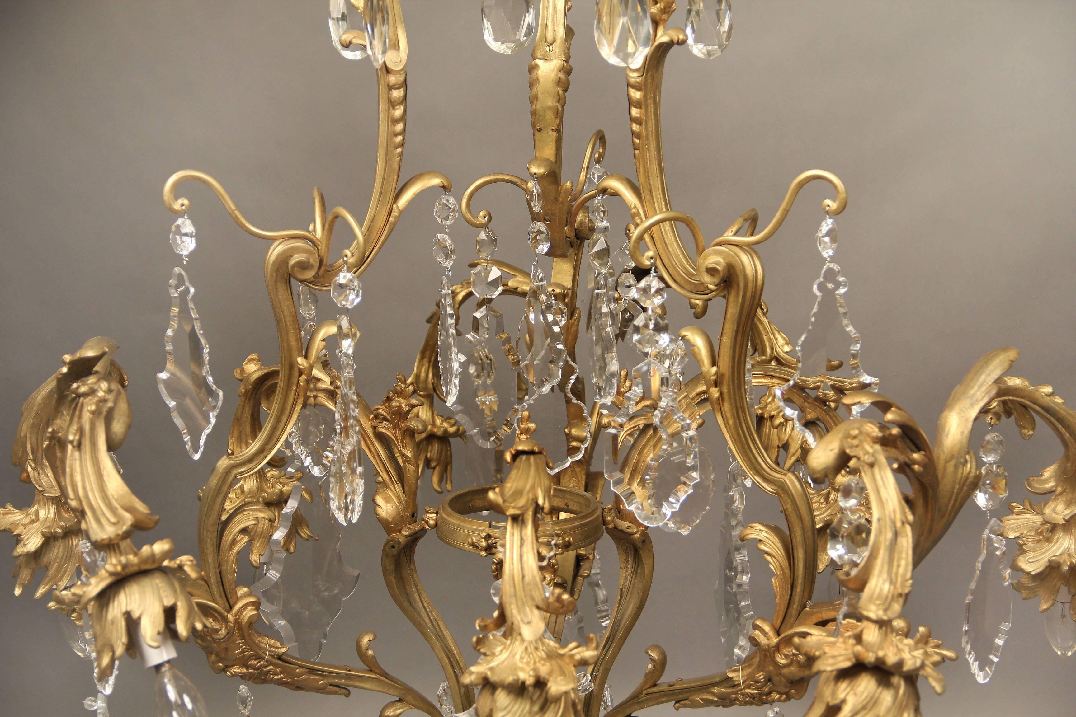 Français Lustre à onze lumières en bronze doré et cristal du début du XXe siècle en vente