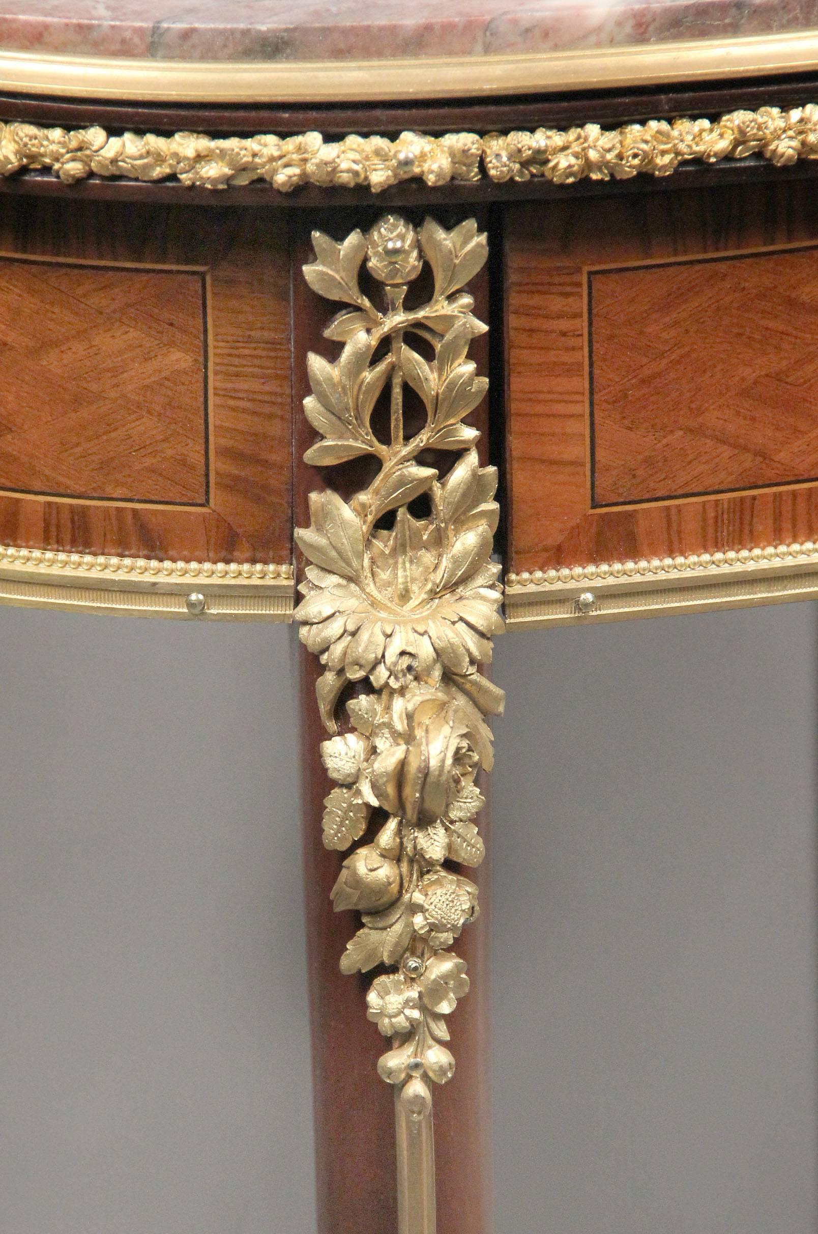 Français Fantastique table de lampe en bronze doré de la fin du 19e siècle en vente