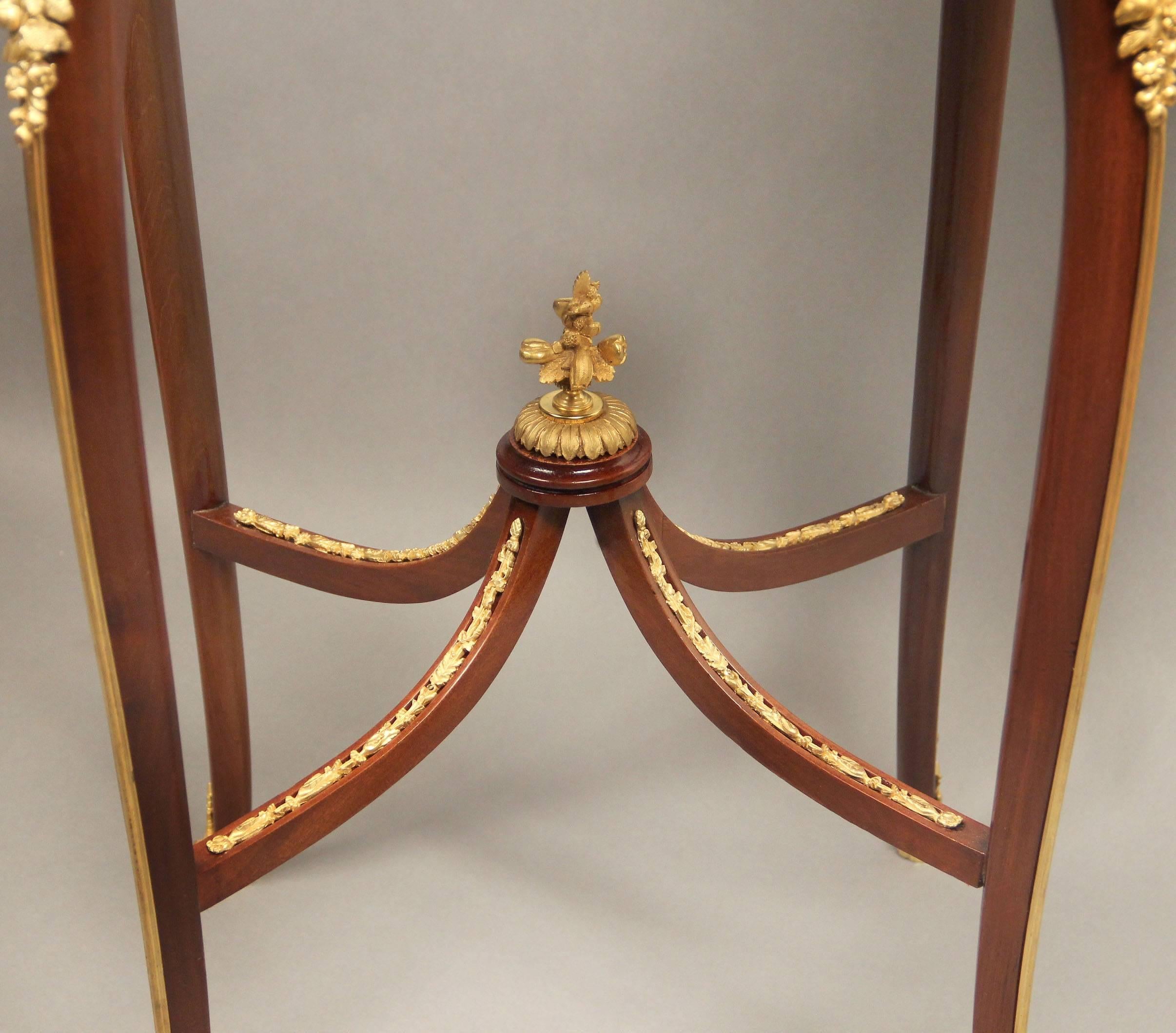 Doré Fantastique table de lampe en bronze doré de la fin du 19e siècle en vente