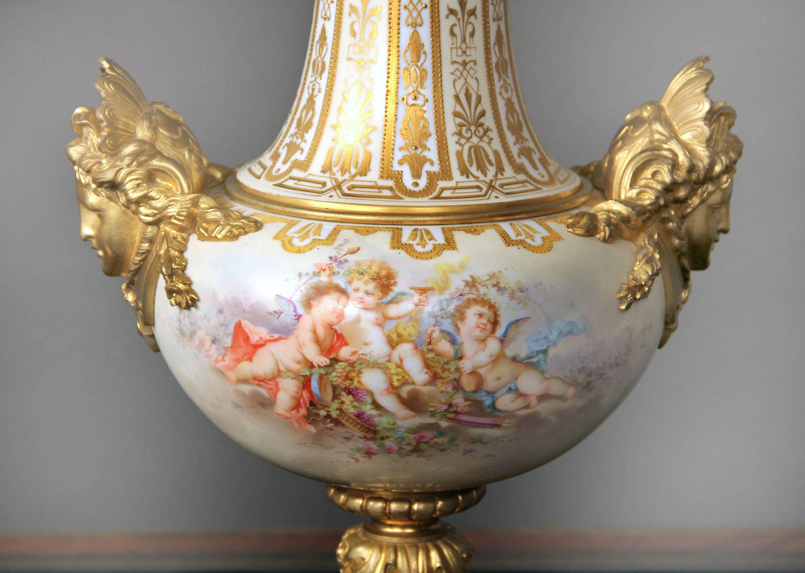 Belle Époque Magnifique paire de vases de style Svres en bronze doré, émail et émail de la fin du XIXe siècle en vente
