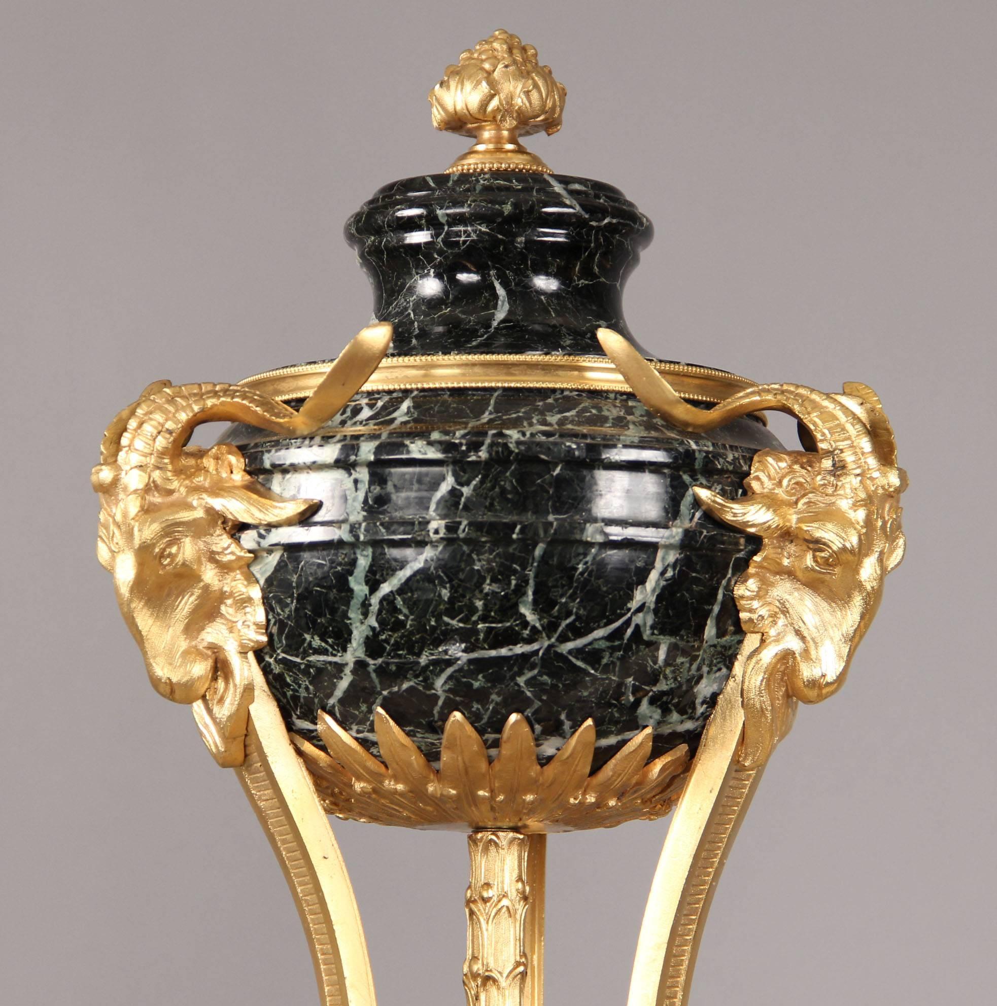 Belle Époque Coppia di cassolette in marmo Verde Antico montate in bronzo dorato della fine del XIX secolo in vendita