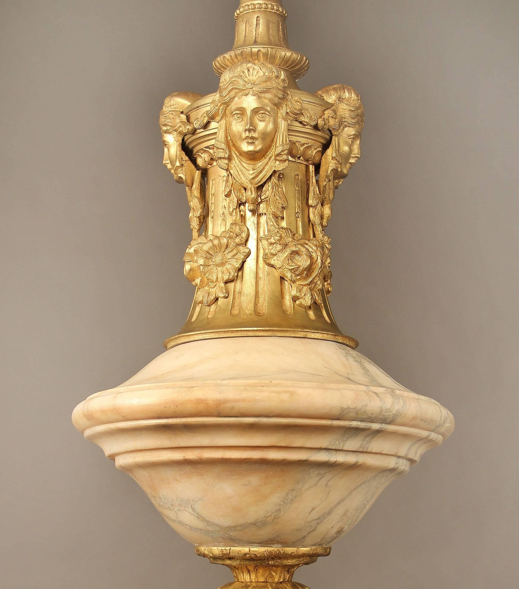 Schöner 16-Licht-Kronleuchter aus vergoldeter Bronze und Alabaster aus dem späten 19. Jahrhundert (Vergoldet) im Angebot