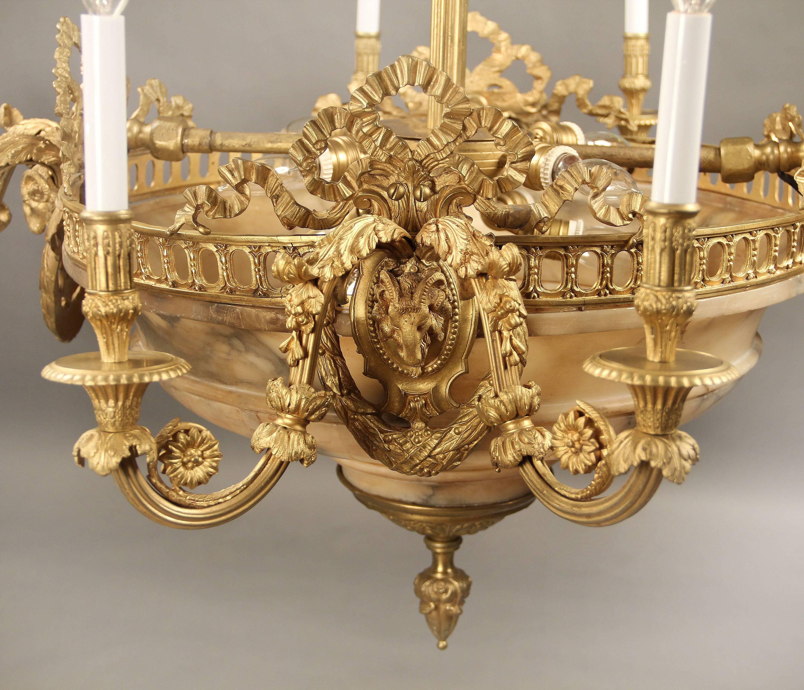 Français Beau lustre à 16 lumières en bronze doré et albâtre de la fin du XIXe siècle en vente