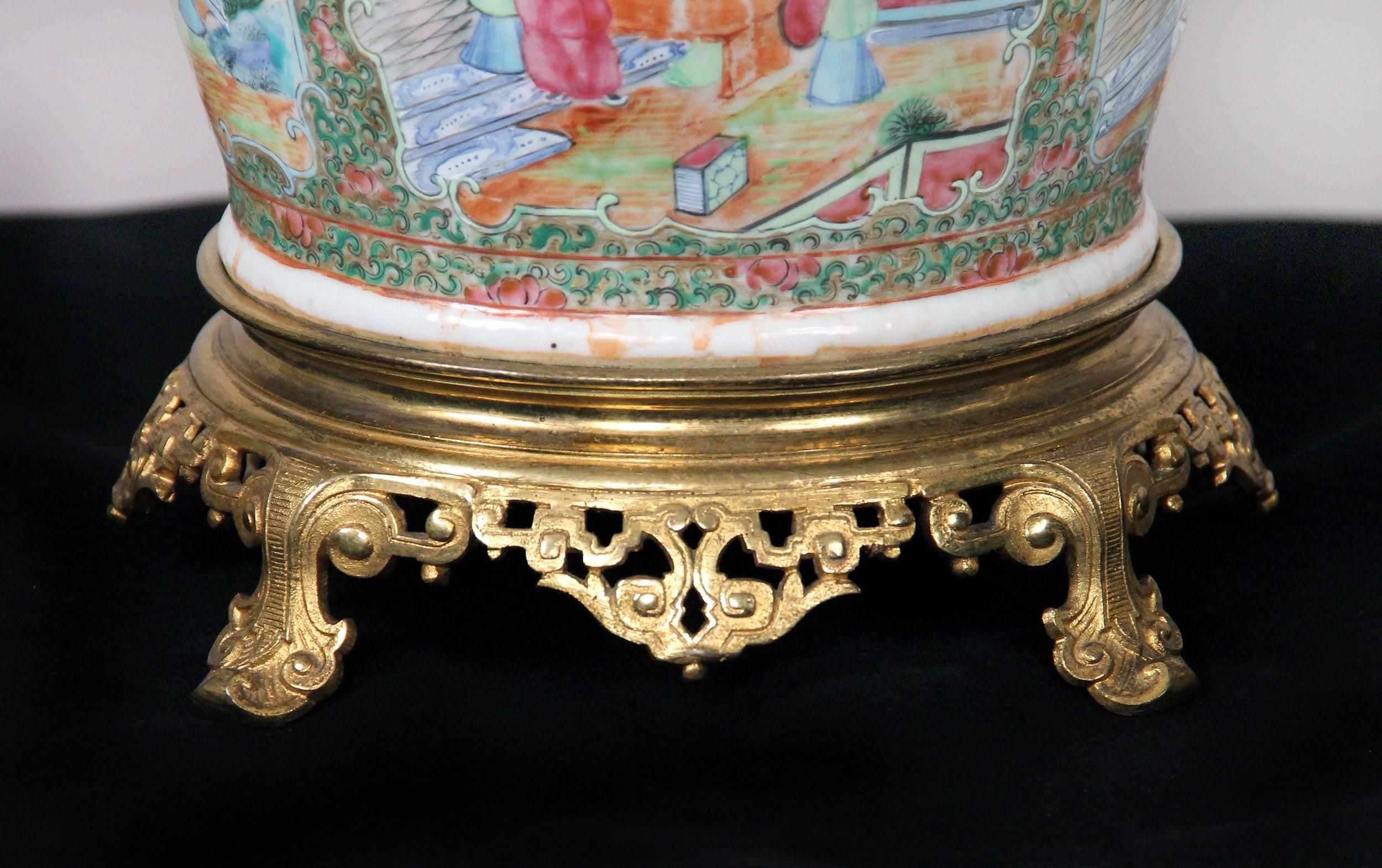 Paar französisches, vergoldetes, bronzemontiertes chinesisches Kantonporzellan des späten 19. Jahrhunderts (Französisch) im Angebot