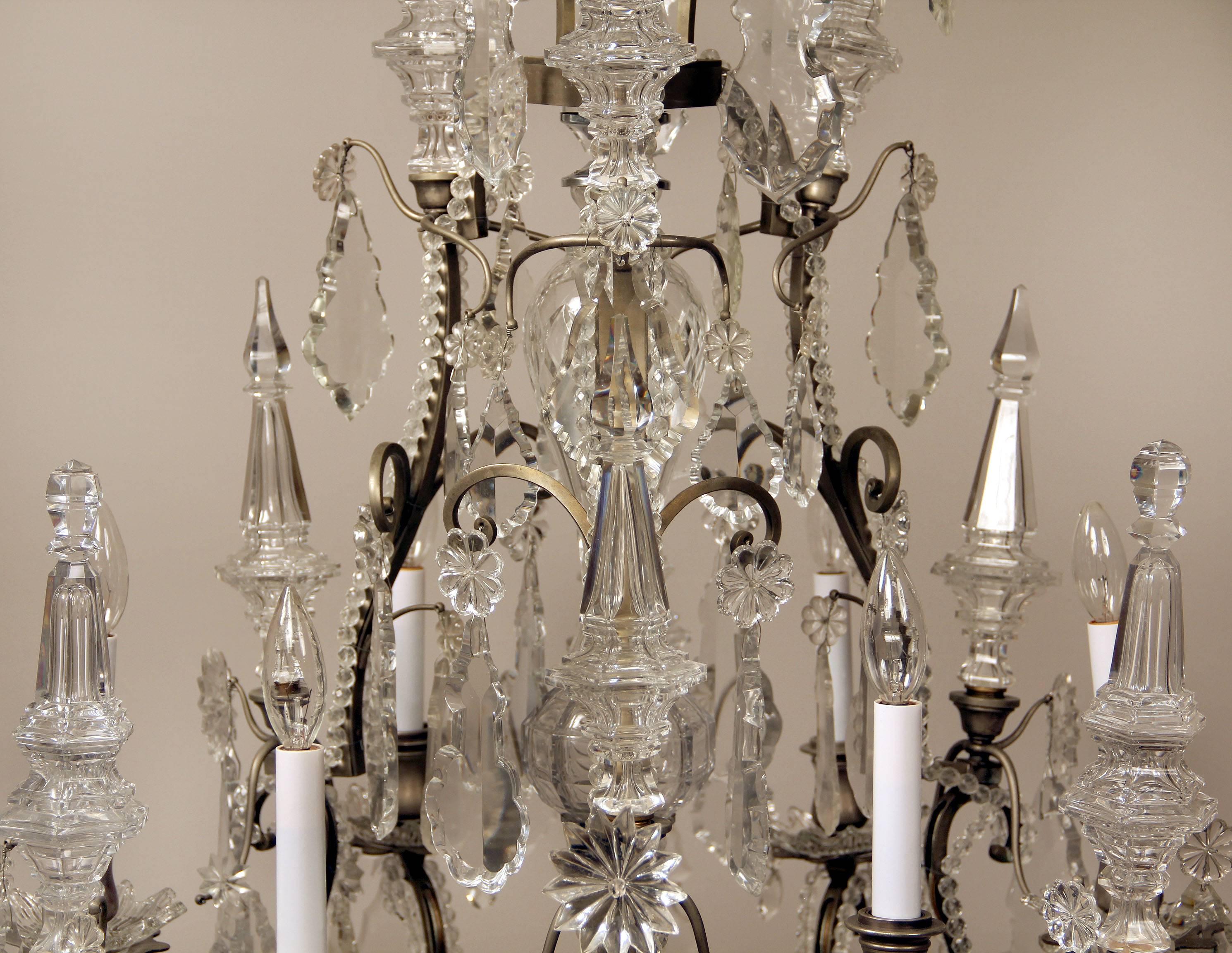 Francese Lampadario a dodici luci in bronzo argentato e cristallo di Baccarat della fine del XIX secolo in vendita