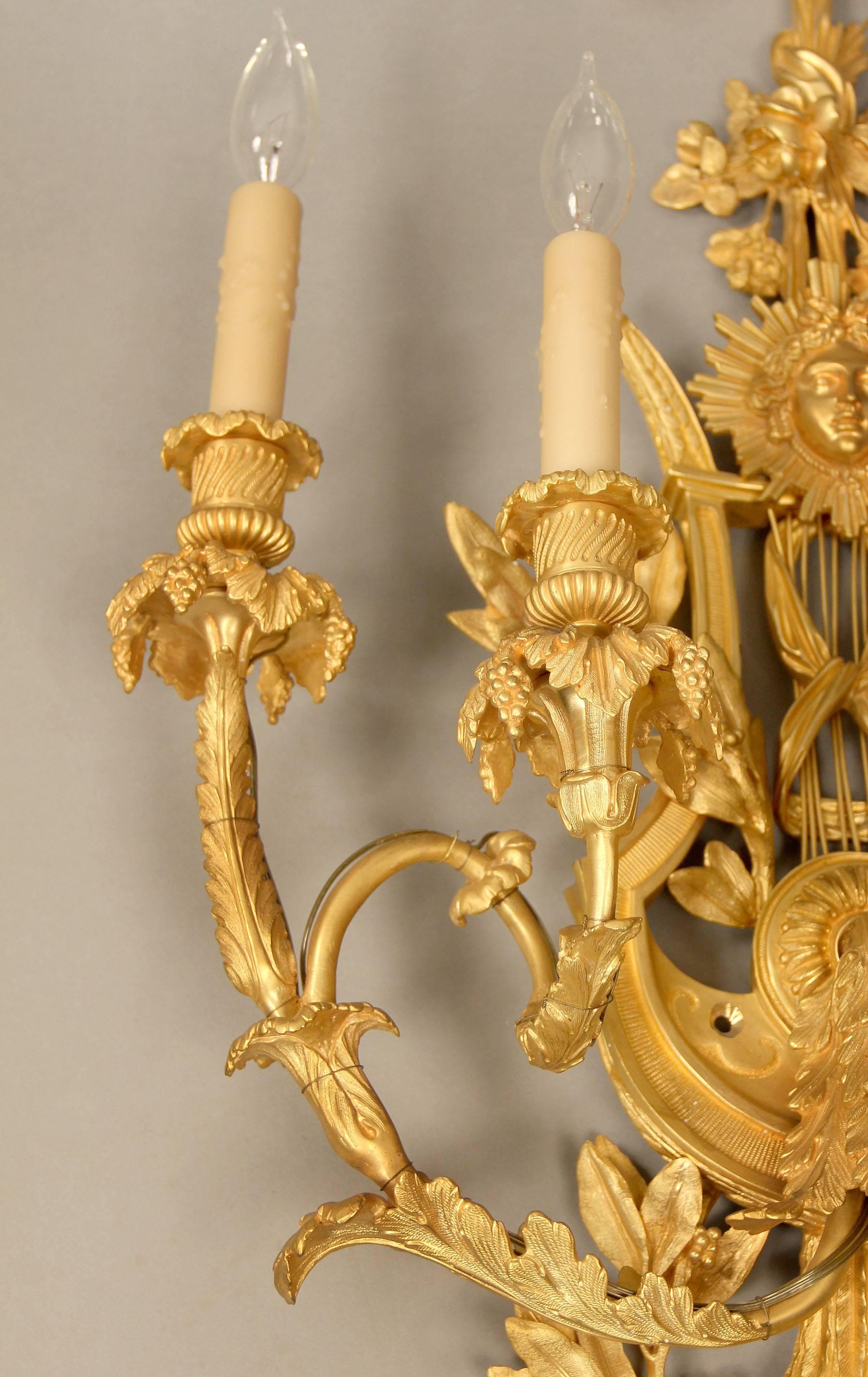 Großes und aufwändiges Paar fünfflammiger Wandleuchter aus vergoldeter Bronze aus dem frühen 20. Jahrhundert (Vergoldet) im Angebot