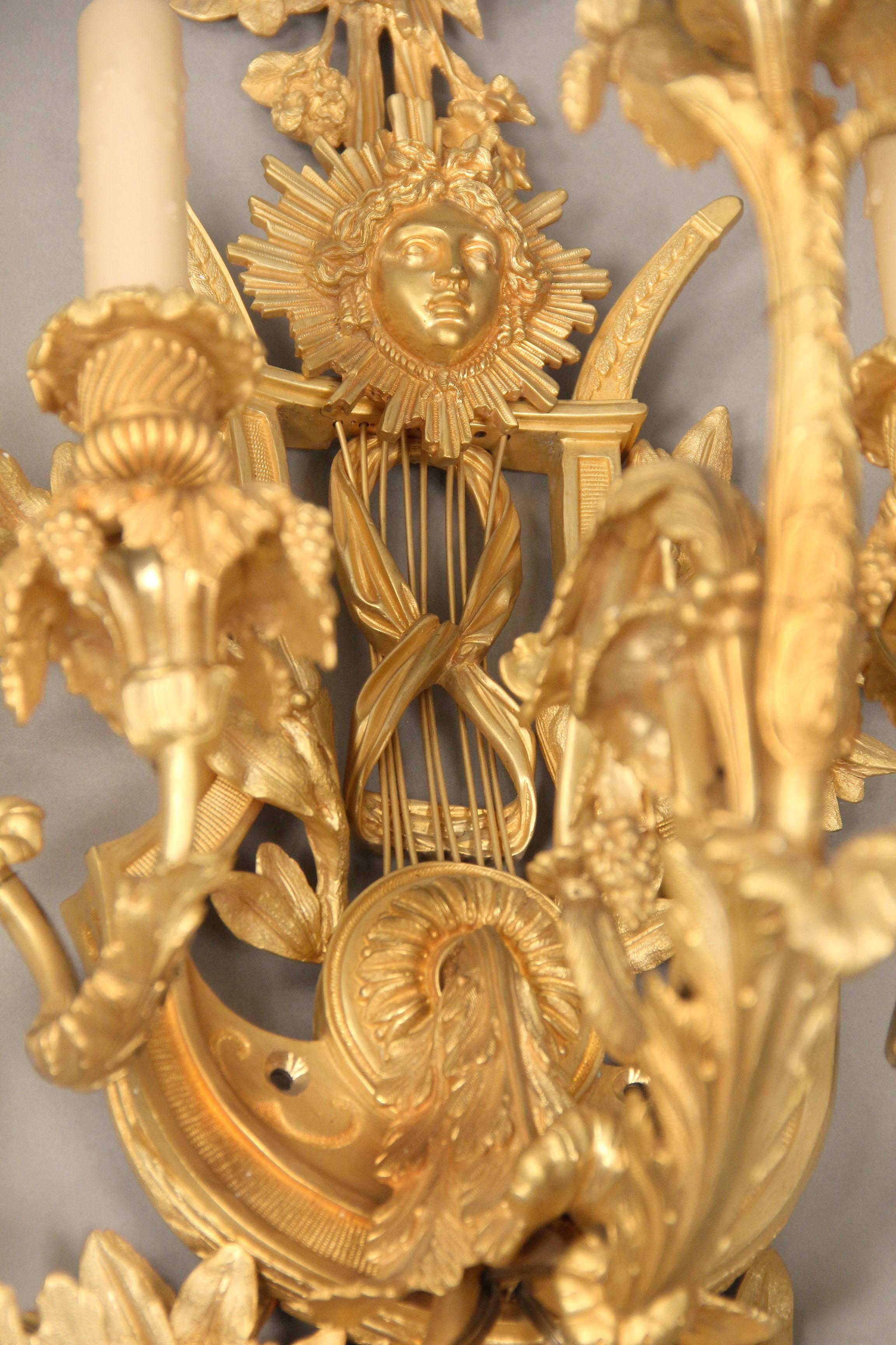 Großes und aufwändiges Paar fünfflammiger Wandleuchter aus vergoldeter Bronze aus dem frühen 20. Jahrhundert (Belle Époque) im Angebot