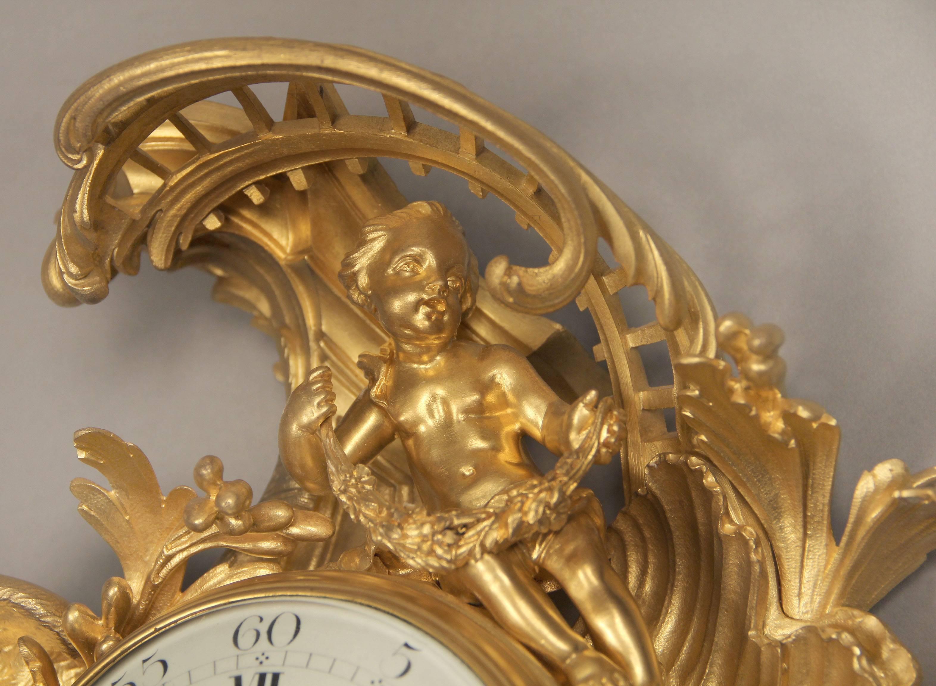 Très belle horloge de cartel en bronze doré de la fin du XIXe siècle, de style Louis XV

par Paul Sormani.

L'horloge, entièrement en bronze, est ornée de magnifiques motifs de feuillage et d'un grand chérubin au-dessus du cadran.

Signé P. Sormani