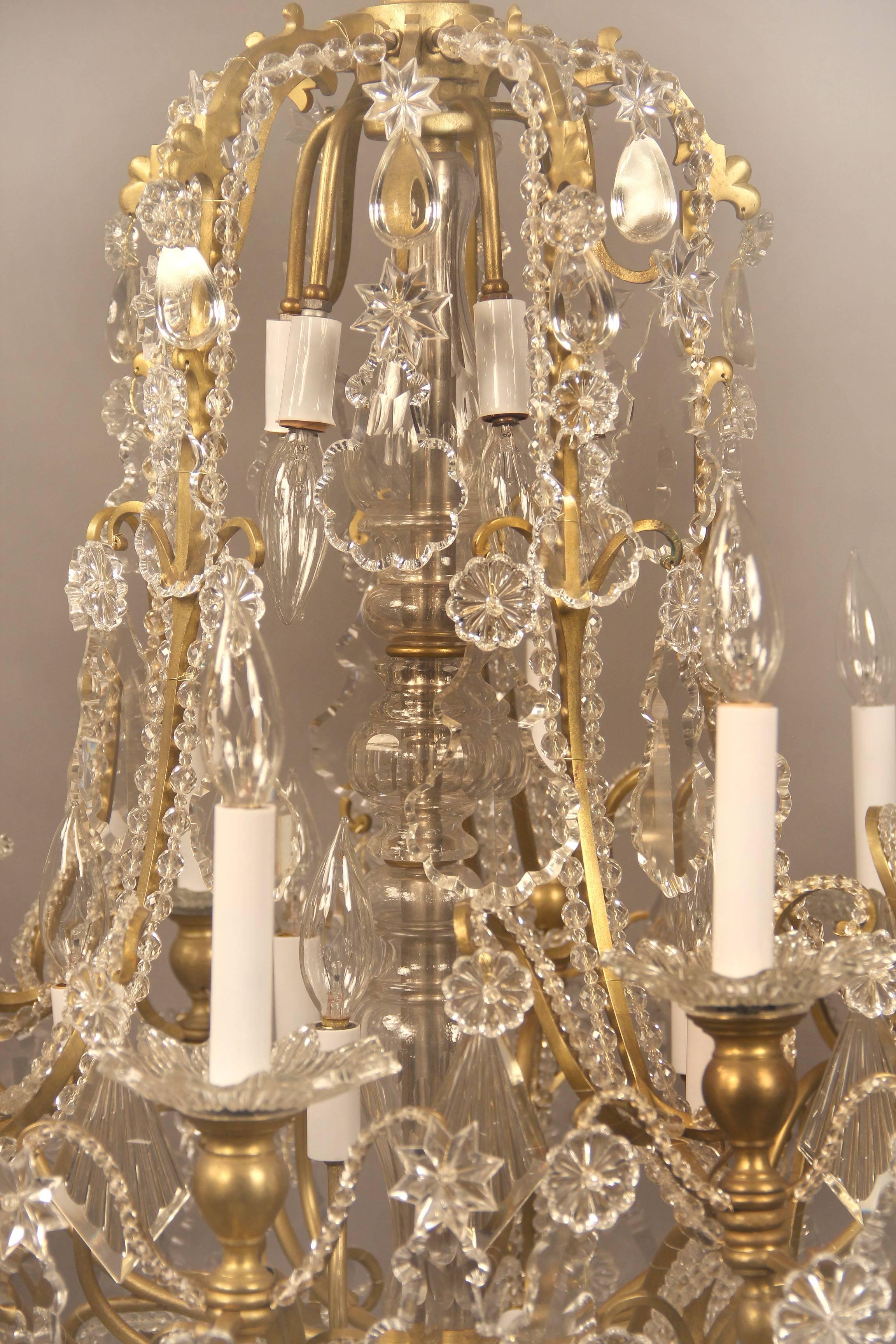 Kronleuchter mit fünfundzwanzig Lichtern aus vergoldeter Bronze und geschliffenem Glas aus dem frühen 20. Jahrhundert (Belle Époque) im Angebot