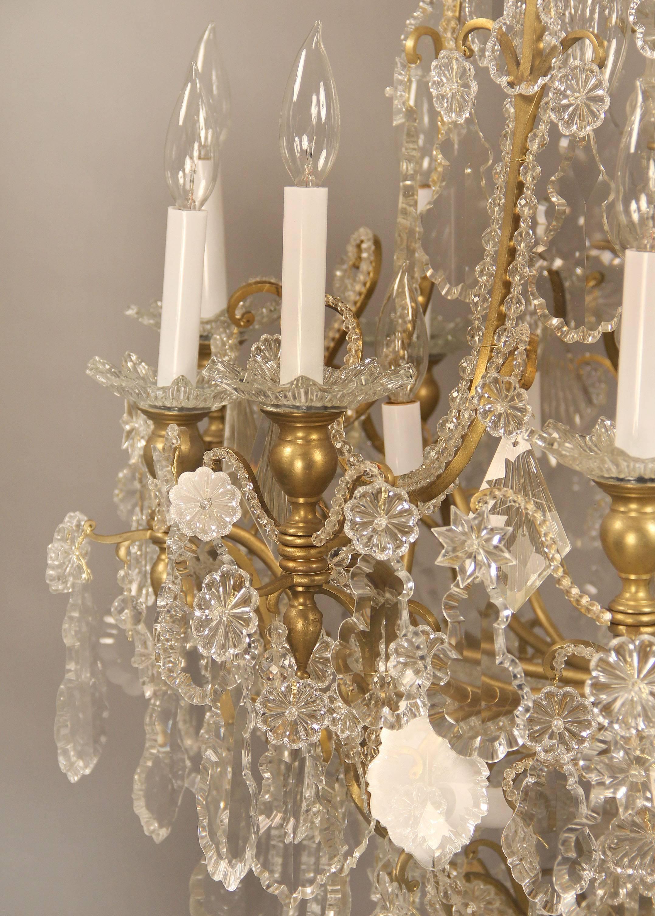 Kronleuchter mit fünfundzwanzig Lichtern aus vergoldeter Bronze und geschliffenem Glas aus dem frühen 20. Jahrhundert im Zustand „Gut“ im Angebot in New York, NY