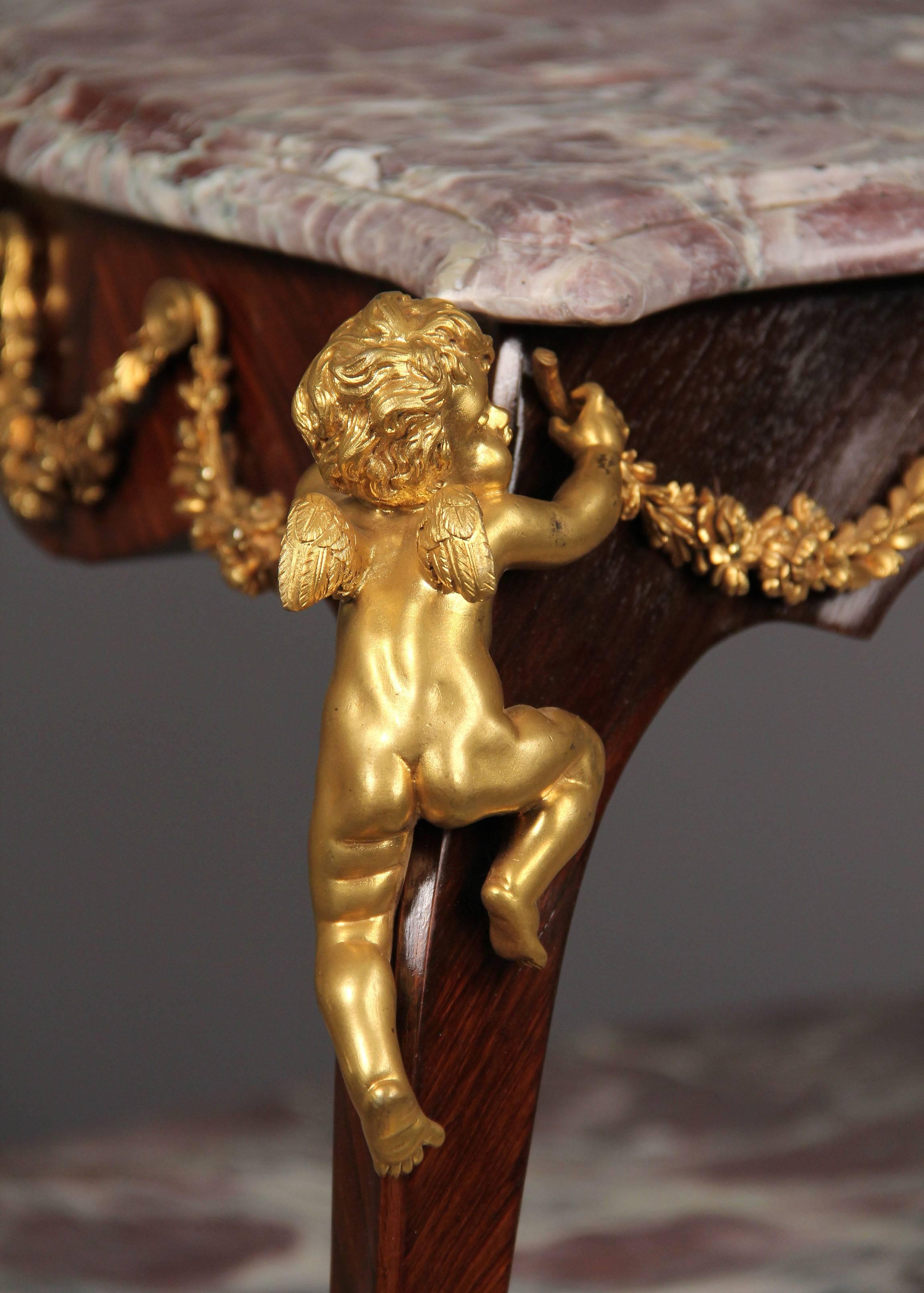 Belle Époque Table à thé de style Louis XV de la fin du XIXe siècle montée sur bronze doré en vente