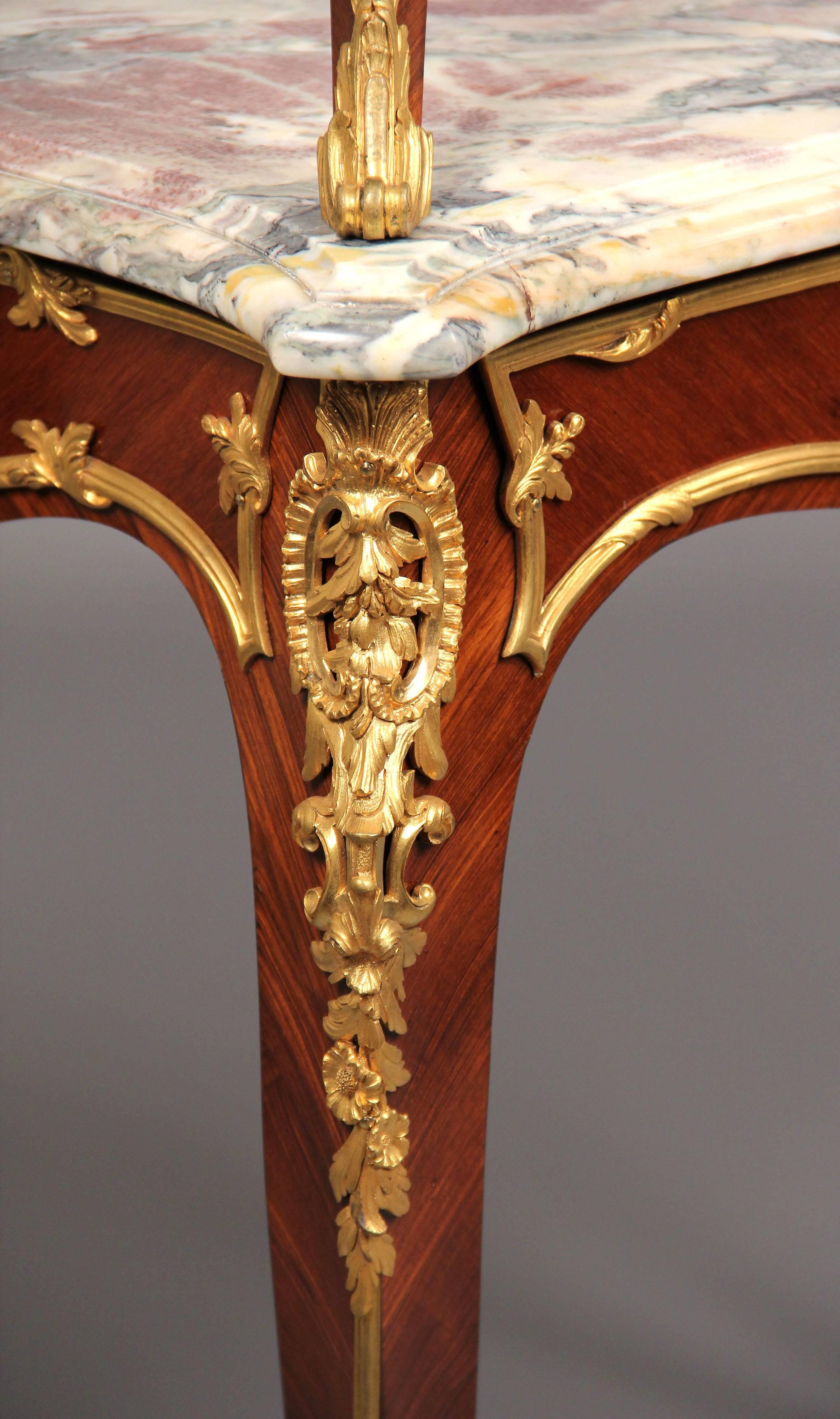 Vergoldeter Bronze-Teetisch im Louis-XV-Stil des späten 19. Jahrhunderts (Französisch) im Angebot