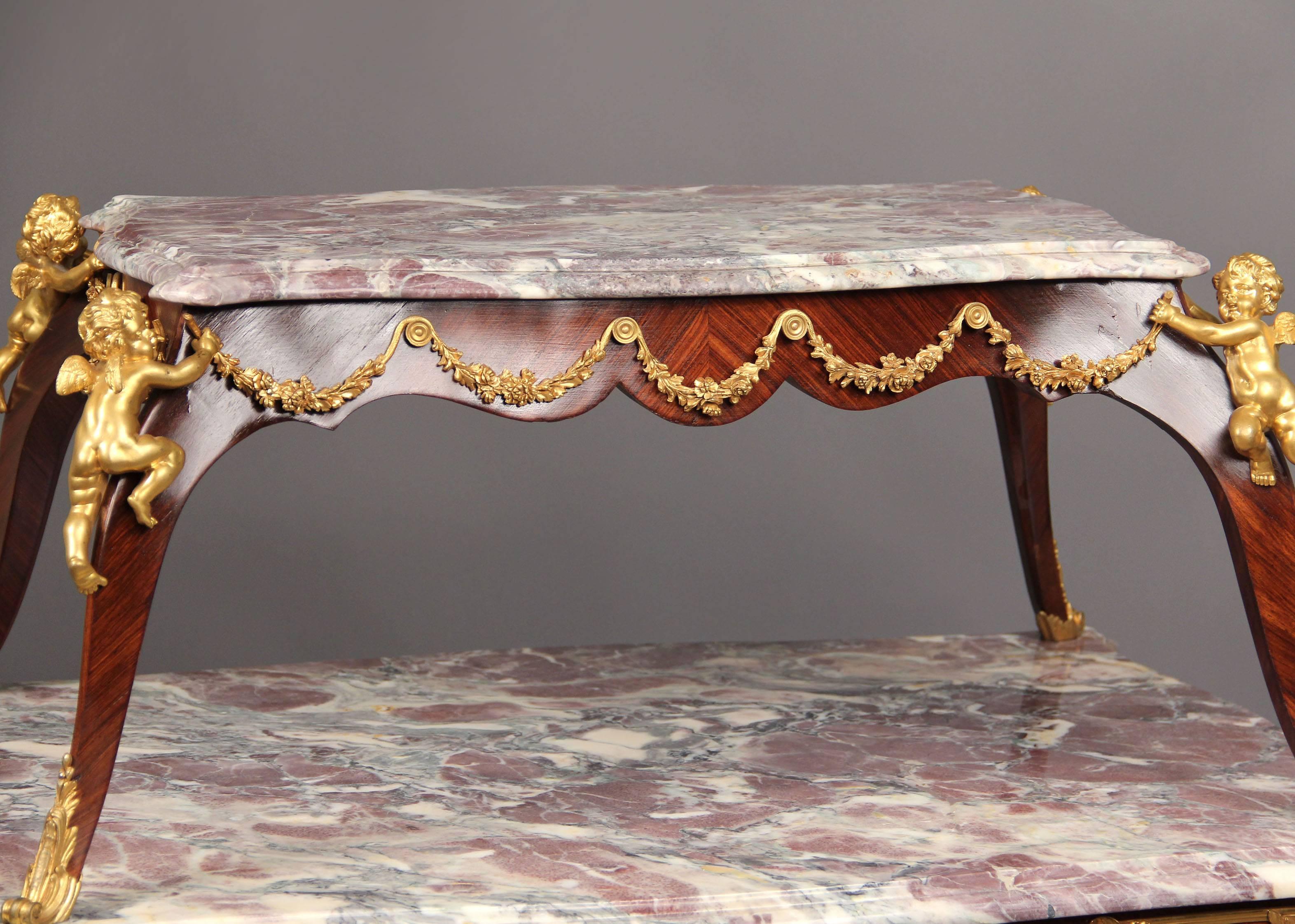 Doré Table à thé de style Louis XV de la fin du XIXe siècle montée sur bronze doré en vente