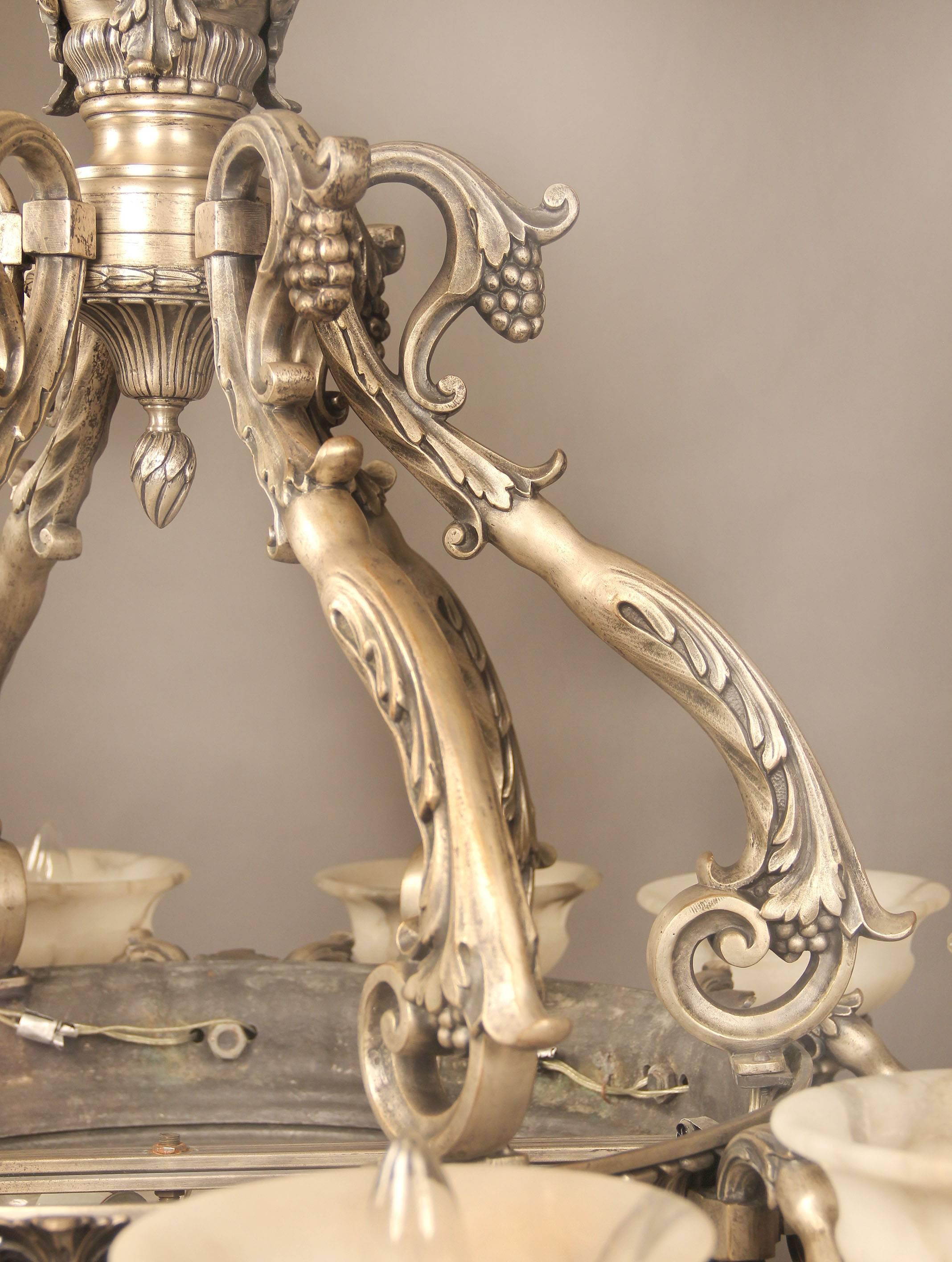 Français Lustre à seize lumières en bronze argenté et albâtre de la fin du XIXe siècle en vente
