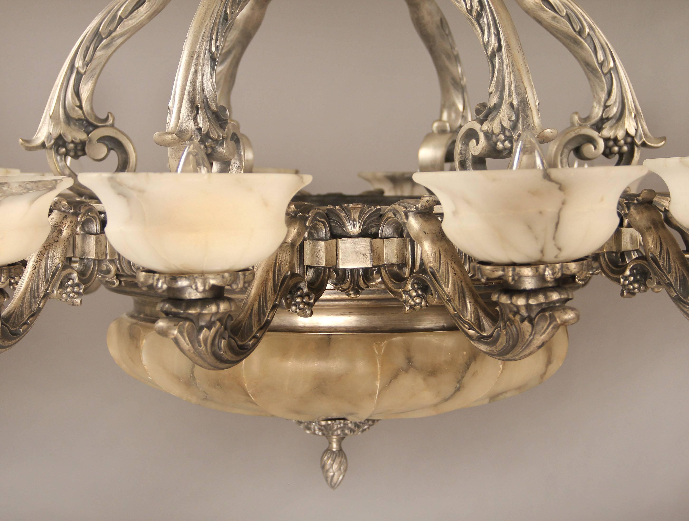 Argenté Lustre à seize lumières en bronze argenté et albâtre de la fin du XIXe siècle en vente
